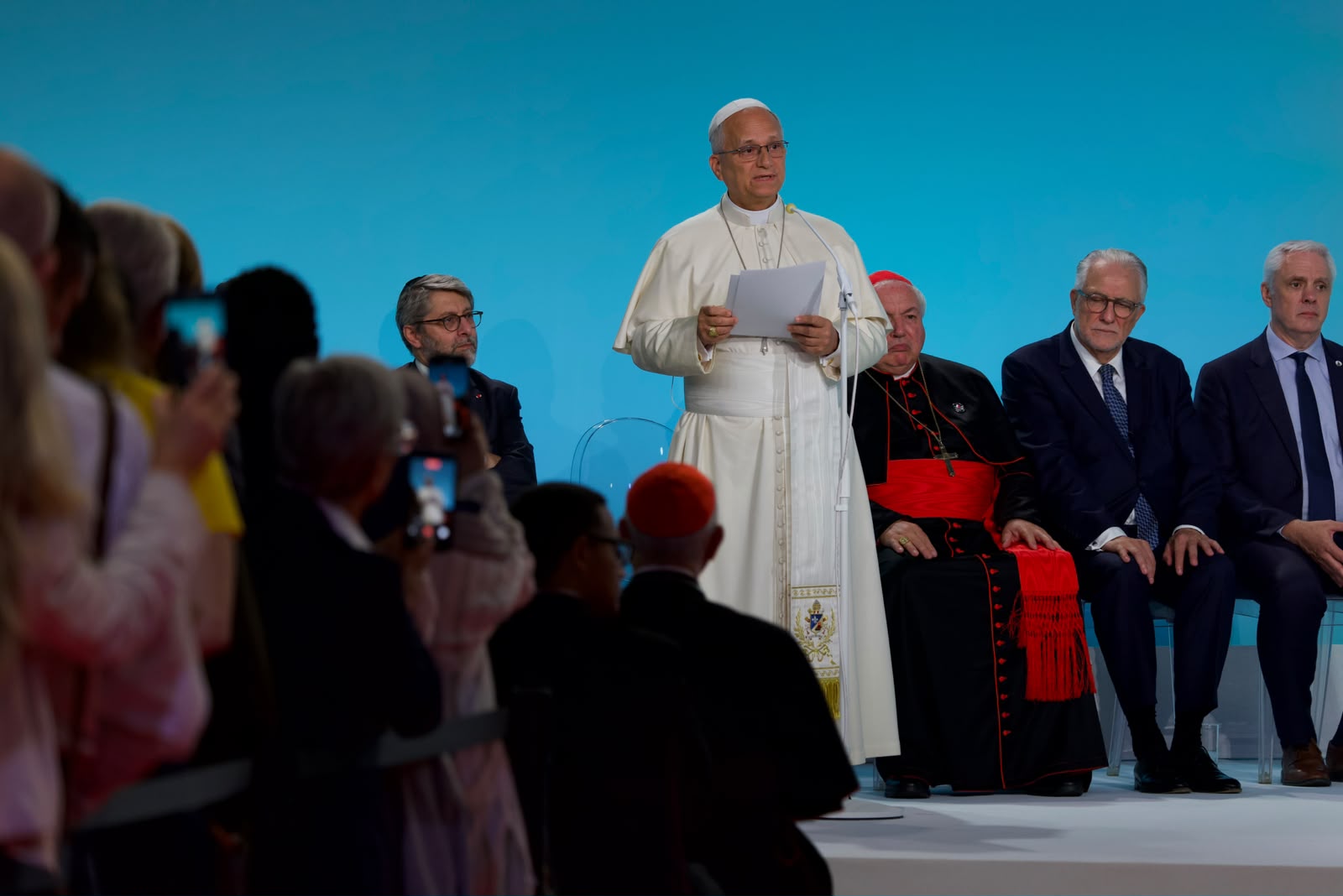 Participantes del encuentro interreligioso desarrollado este 28 de septiembre escuchan con atención las palabras que el Papa León XIV pronuncia, en el que habló sobre cómo la religión se mide por la manera en que cuida y protege a los seres humanos. Crédito: Daniel Ibáñez / EWTN News