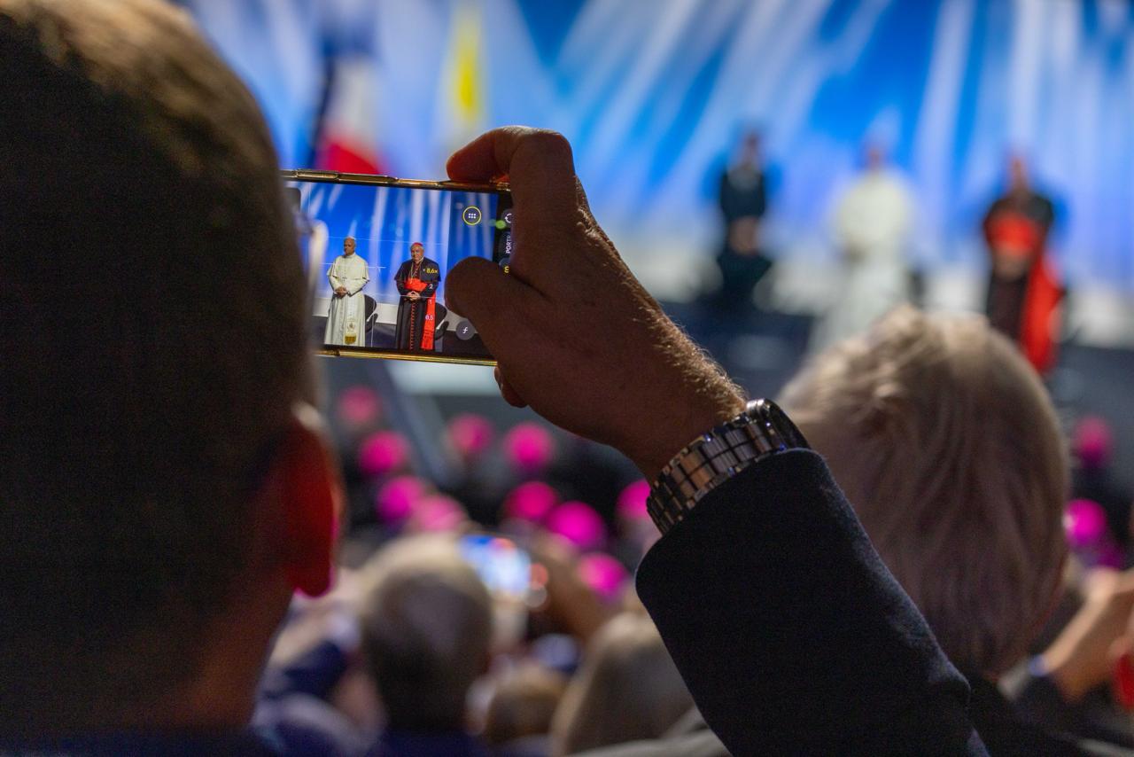Un participante graba en vídeo la participación del Papa León XIV en el encuentro “Hacia las raíces de Europa por la paz y la unidad”, en el Centro de Conferencias Robert Schuman de Metz (Francia), el 28 de septiembre de 2026. | Crédito: Daniel Ibáñez/EWTN News