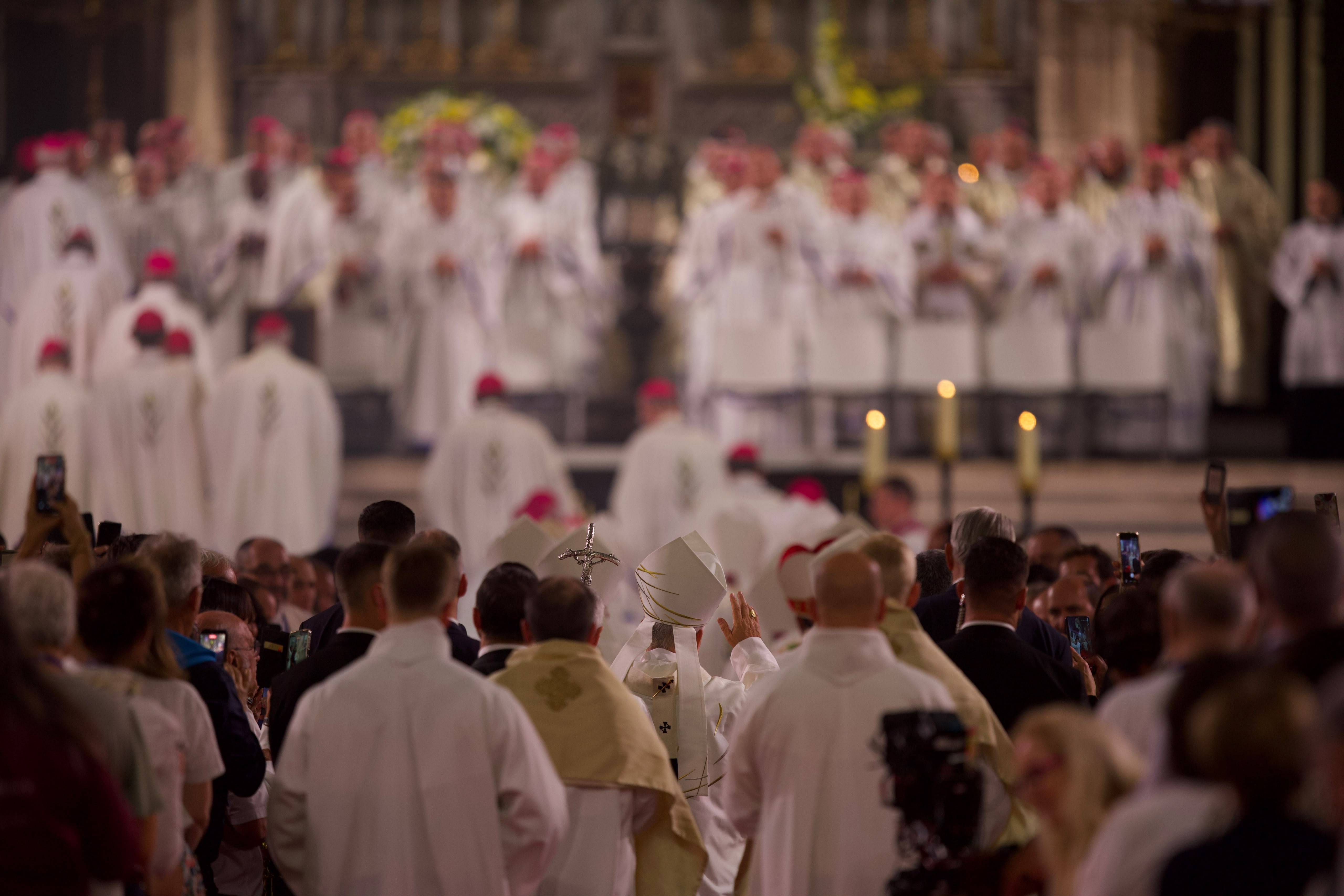 El Papa León XIV saluda durante la procesión de entrada de la Misa celebrada el 28 de septiembre de 2026 en la Catedral de Metz. Crédito: Daniel Ibáñez / EWTN News