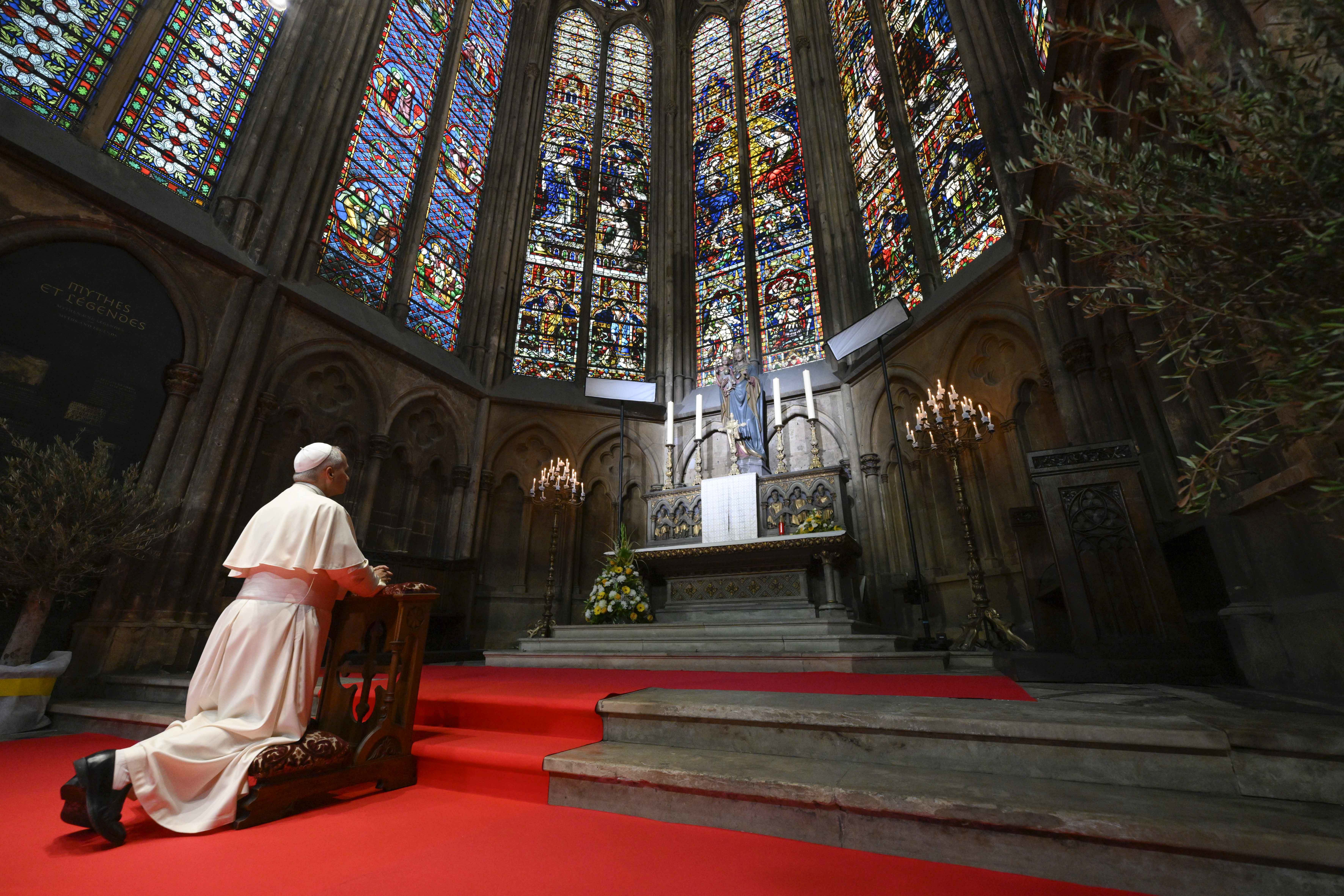 El Papa León XIV reza en una capilla de la Catedral de Saint-Étienne el 28 de septiembre de 2026, en Metz, Francia. Crédito: Vatican Media