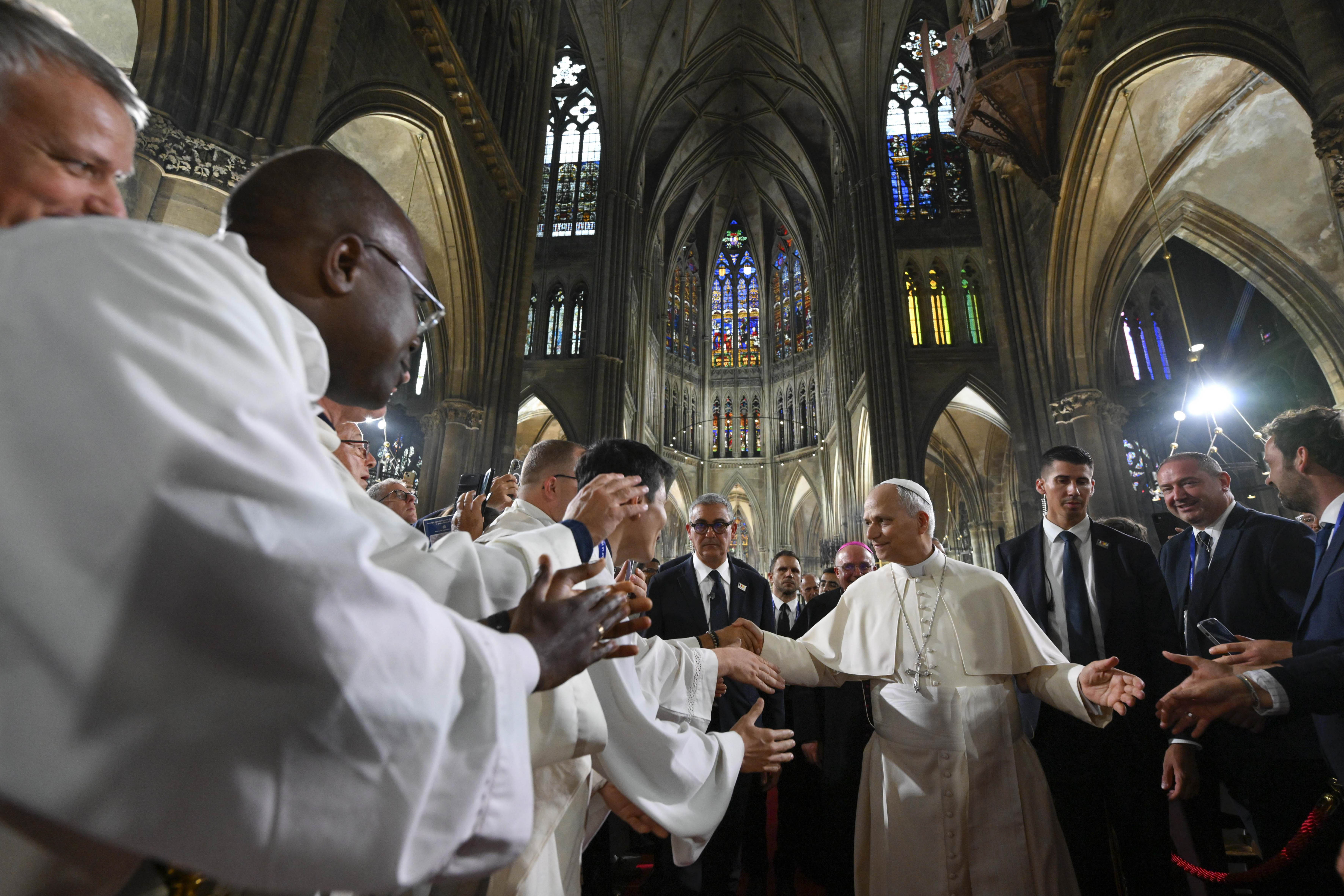 El Papa León XIV saluda a los fieles antes de la Misa del 28 de septiembre de 2026 en la Catedral de Saint-Étienne de Metz, Francia. Crédito: Vatican Media