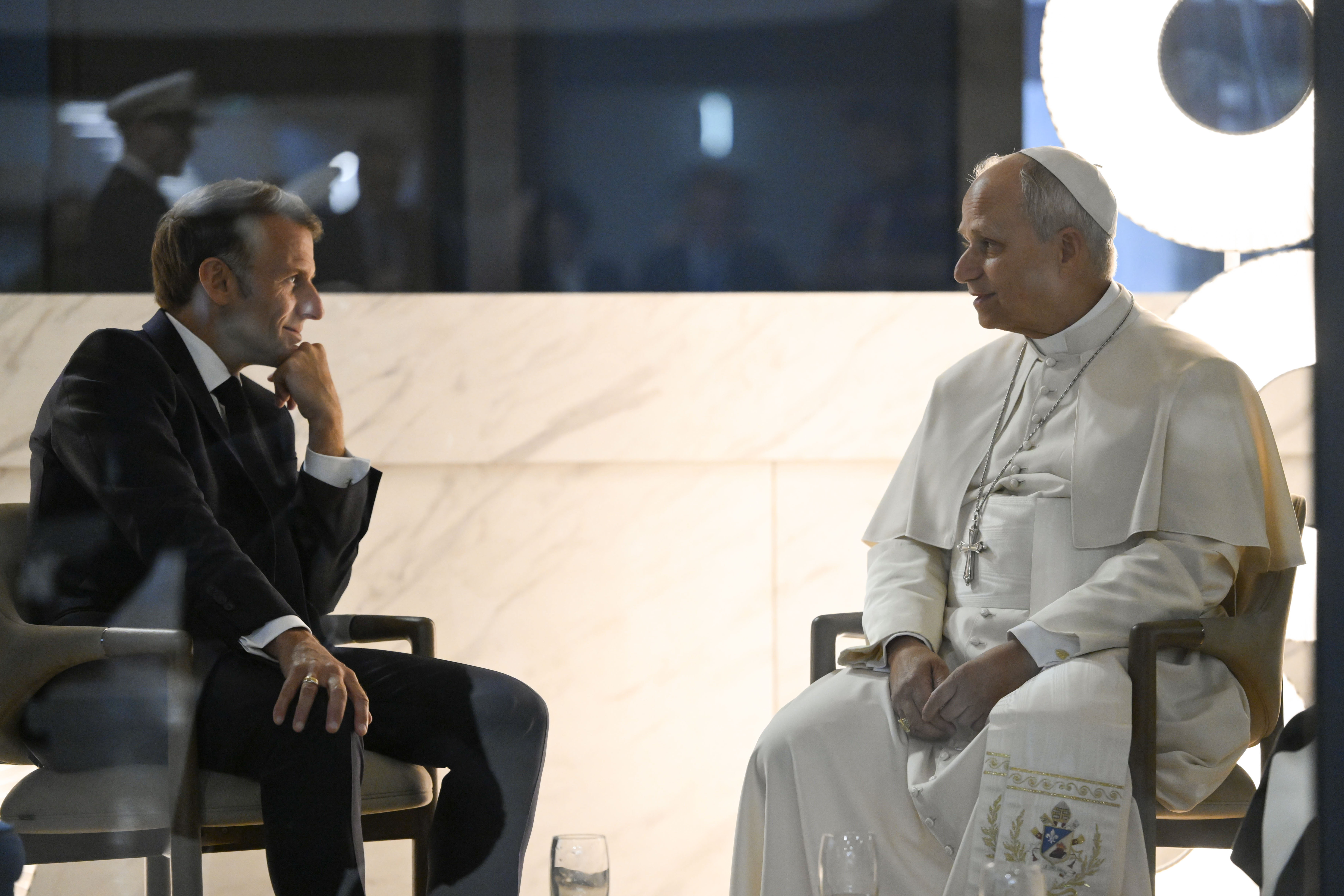 El presidente francés Emmanuel Macron y el Papa León XIV se reúnen por última vez antes de que el pontífice embarque en el avión de regreso a Roma el 28 de septiembre de 2028. Crédito: Vatican Media