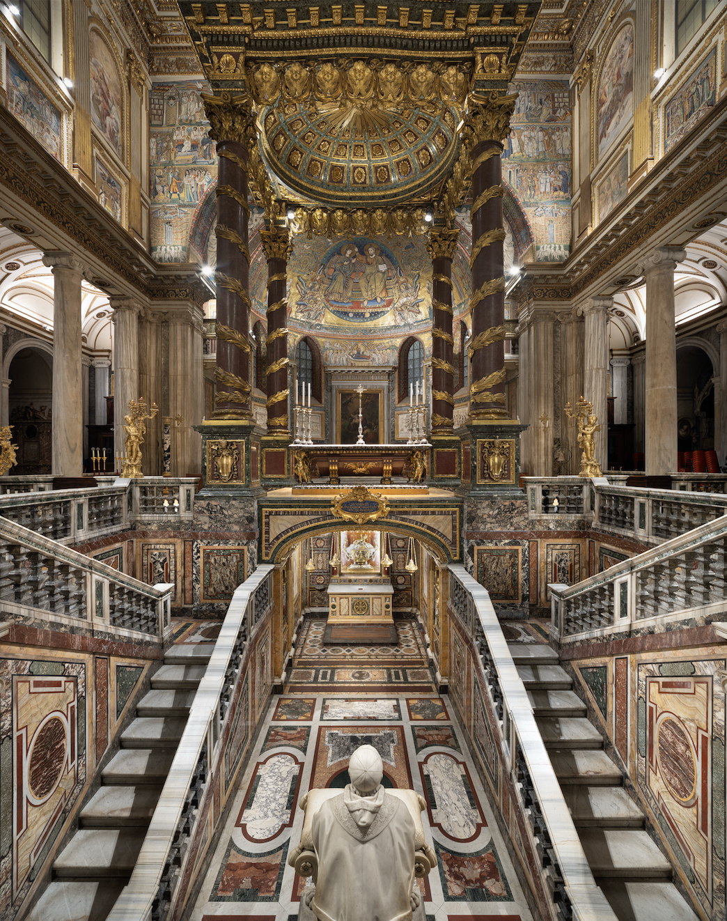 Entre 1861 y 1864, el Papa Pío IX encargó al arquitecto Virginio Vespignani la construcción de la Capilla de la Confesión, un espacio semisubterráneo situado frente al altar papal y decorado con cerca de setenta variedades de mármoles policromos procedentes en gran parte de excavaciones realizadas en Roma y Ostia. Crédito: Basílica de Santa María la Mayor.
