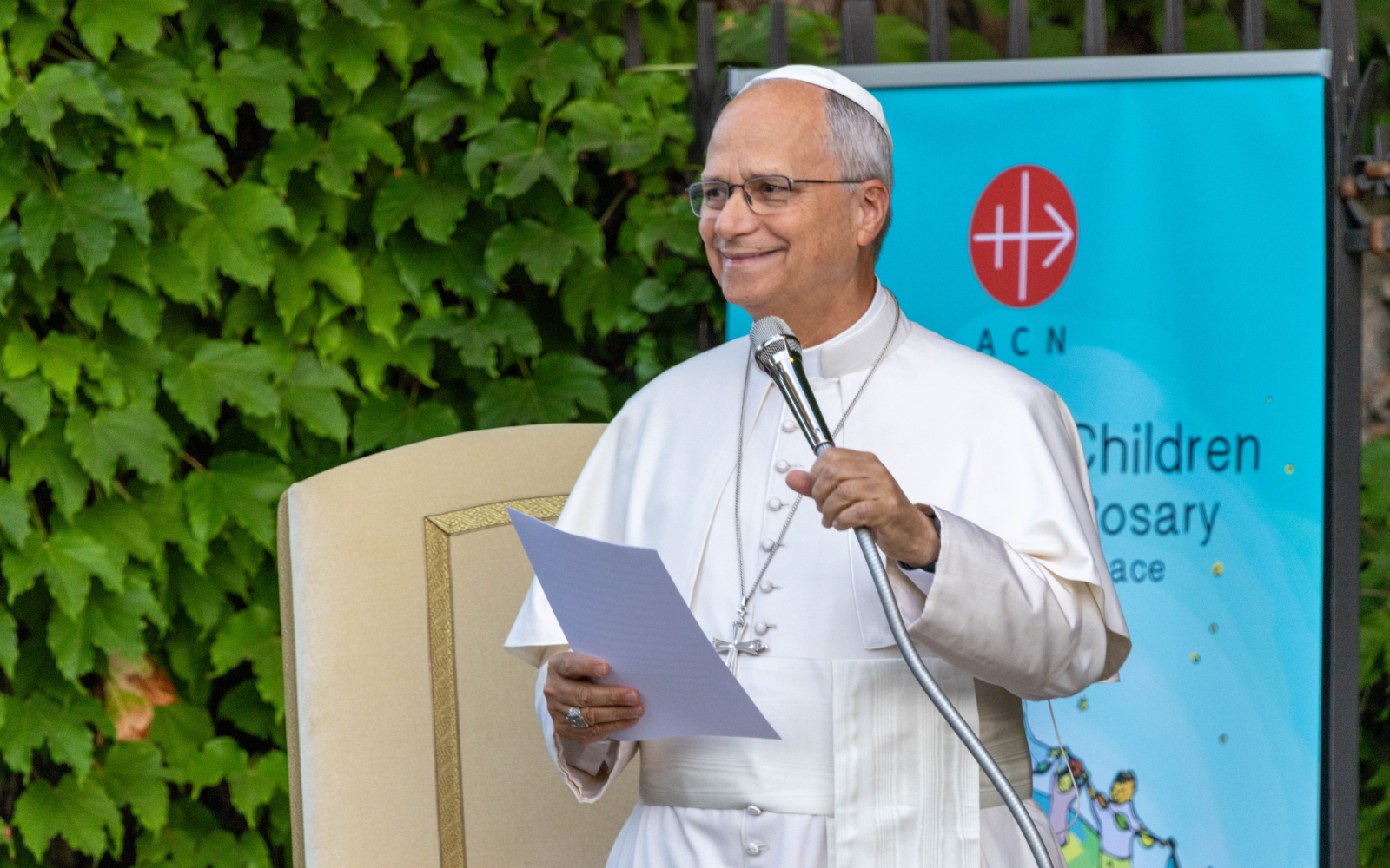 El Papa León XIV reza un rosario por la paz con cientos de niños en los Jardines Vaticanos el 1 de octubre de 2026. Crédito: Daniel Ibáñez/EWTN News/Vatican Pool
