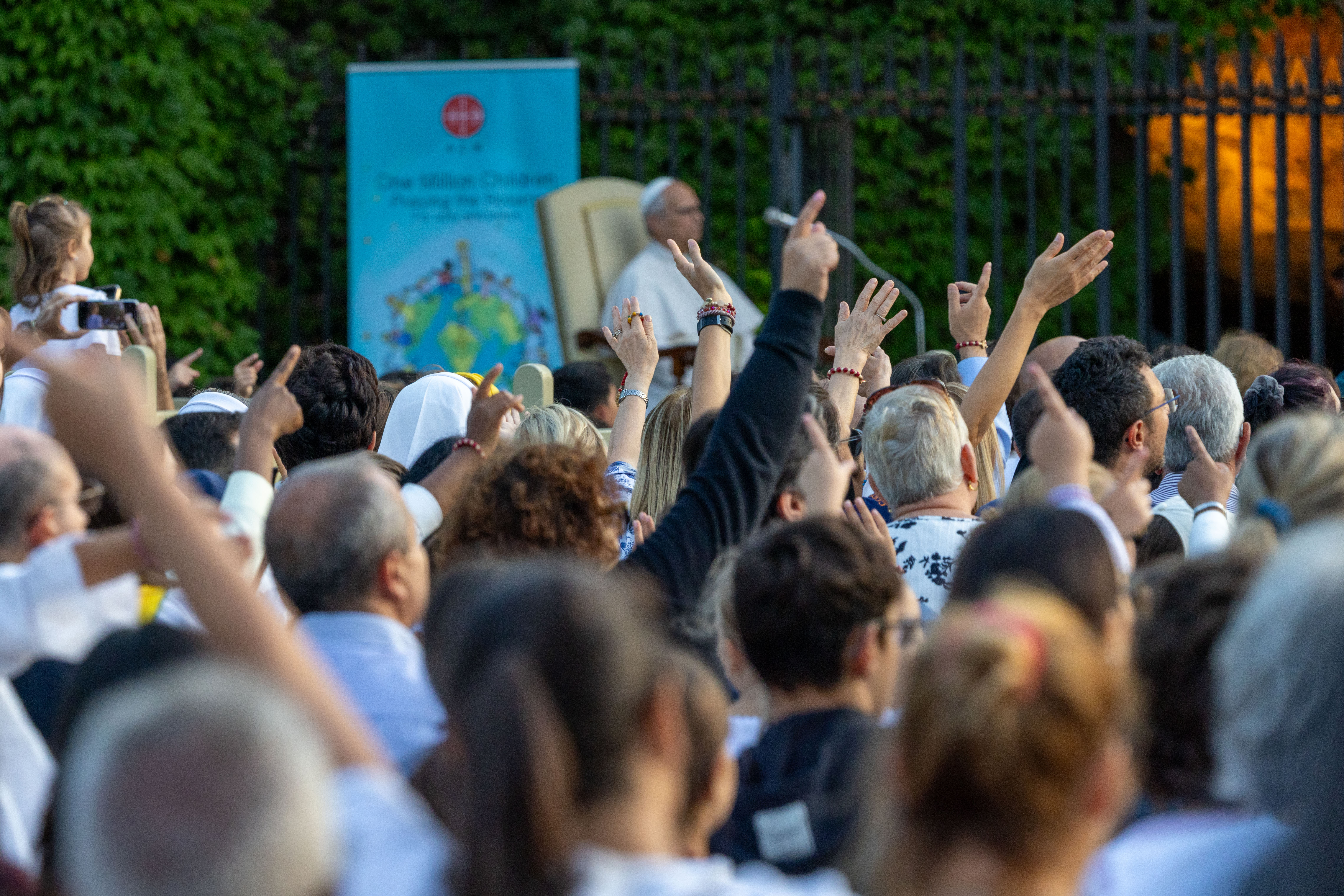 El Papa León XIV reza un rosario por la paz con cientos de niños en los Jardines Vaticanos el 1 de octubre de 2026. Crédito: Daniel Ibáñez/EWTN News/Vatican Pool