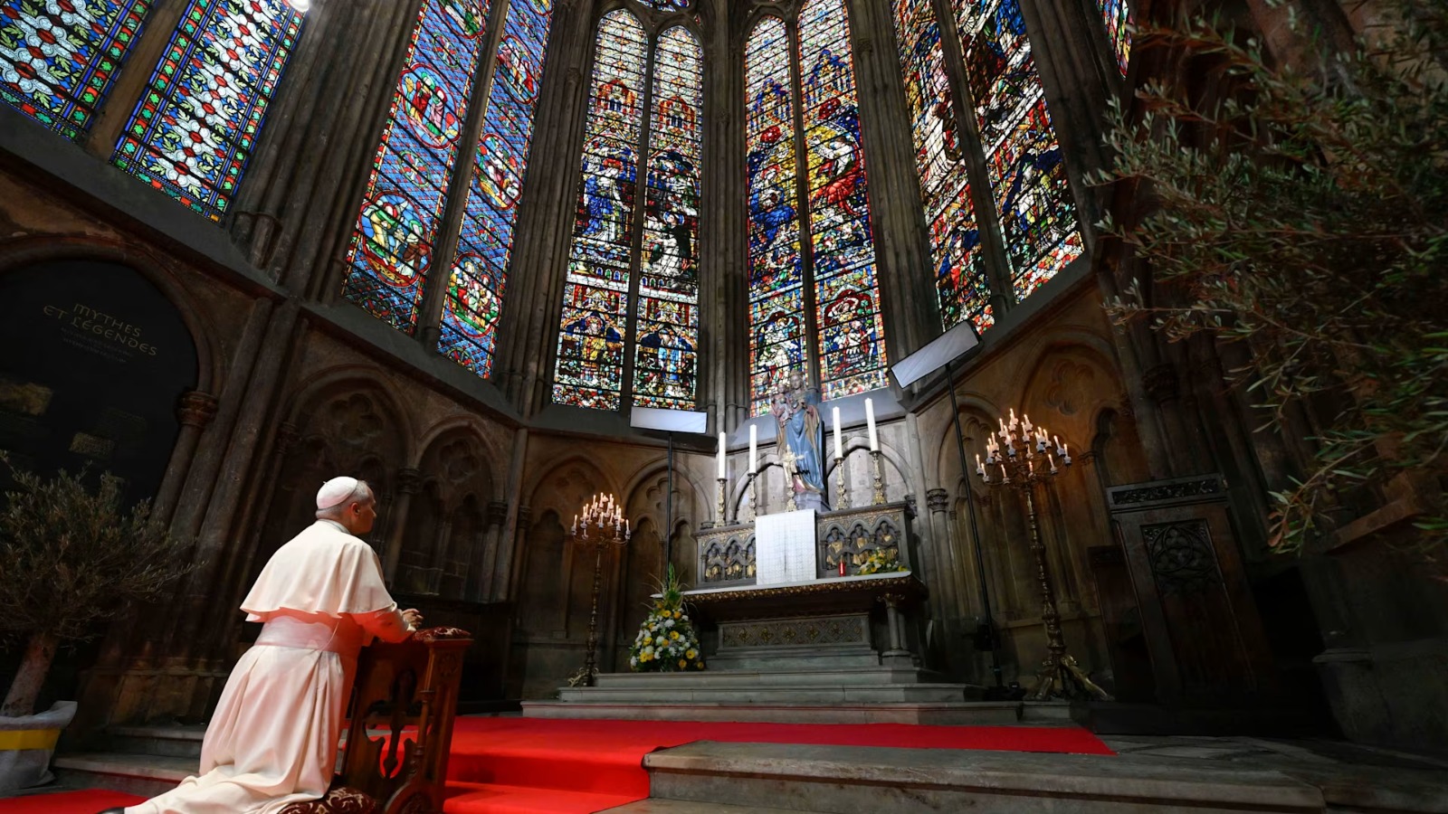 Papa Leão XIV reza na catedral de Santo Estêvão em 28 de setembro de 2026, em Metz, França. | Crédito: Vatican Media ?? 