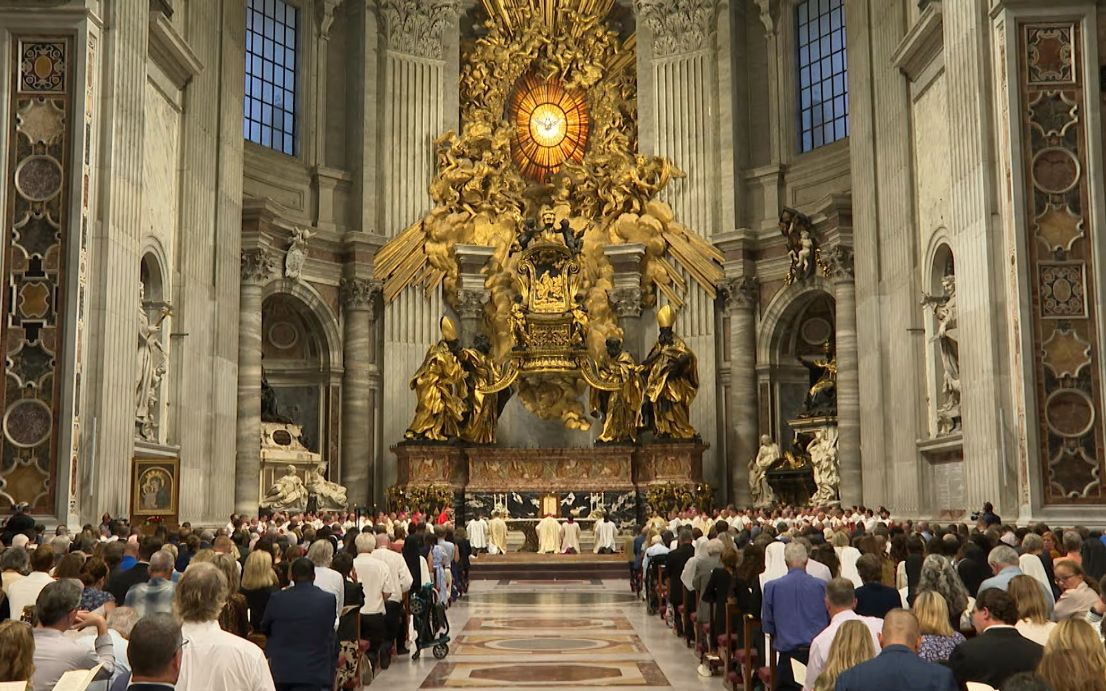 Familiares y amigos asistieron a una misa para la ordenación al diaconado transitorio de 18 hombres del Colegio Norteamericano en Roma el 1 de octubre de 2026, en la Basílica de San Pedro. Crédito: Fabio Gonnella/EWTN News