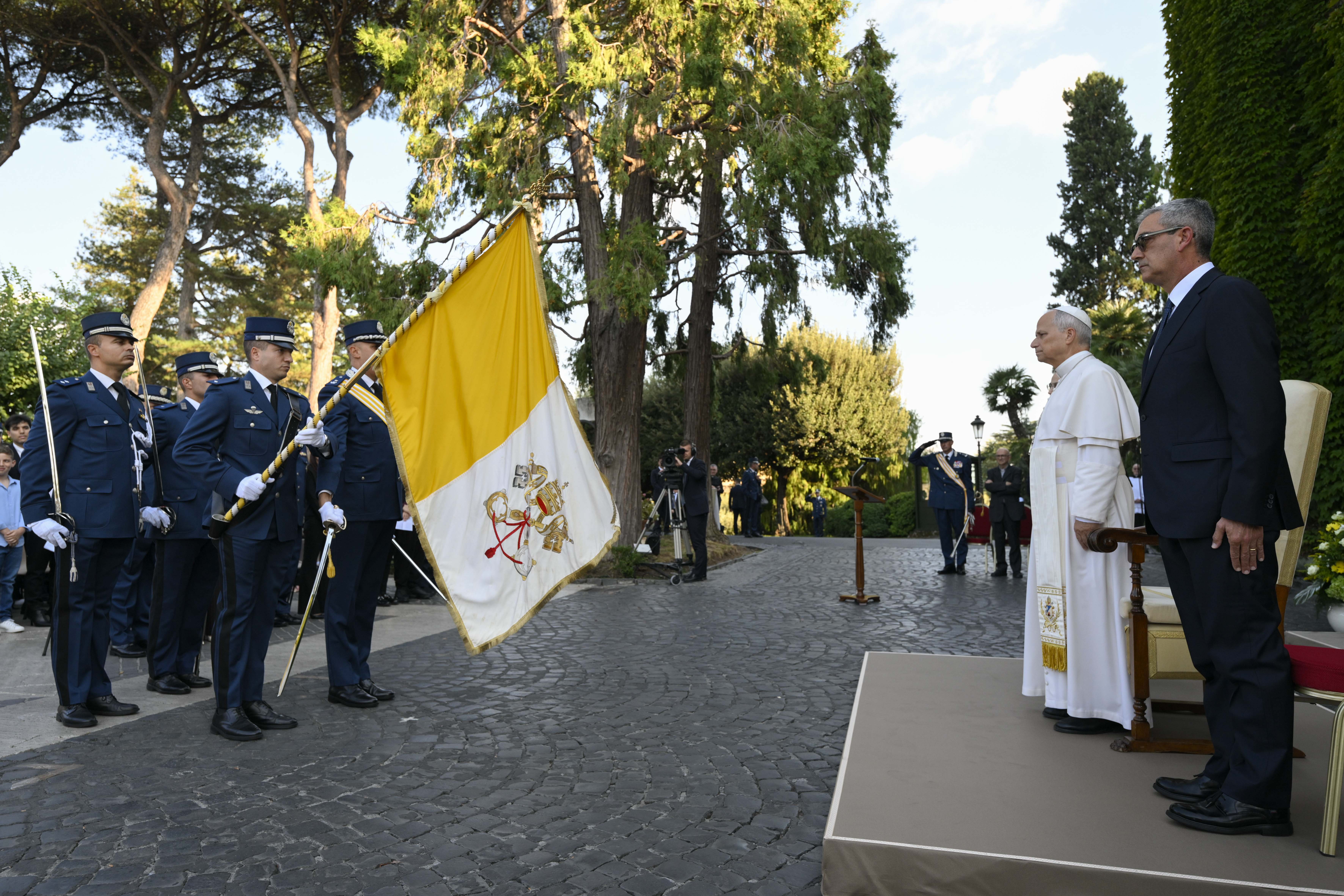 El Papa León ante los gendarmes que cargan el estandarte del Vaticano, el 3 de octubre de 2026. | Crédito: Vatican Media.