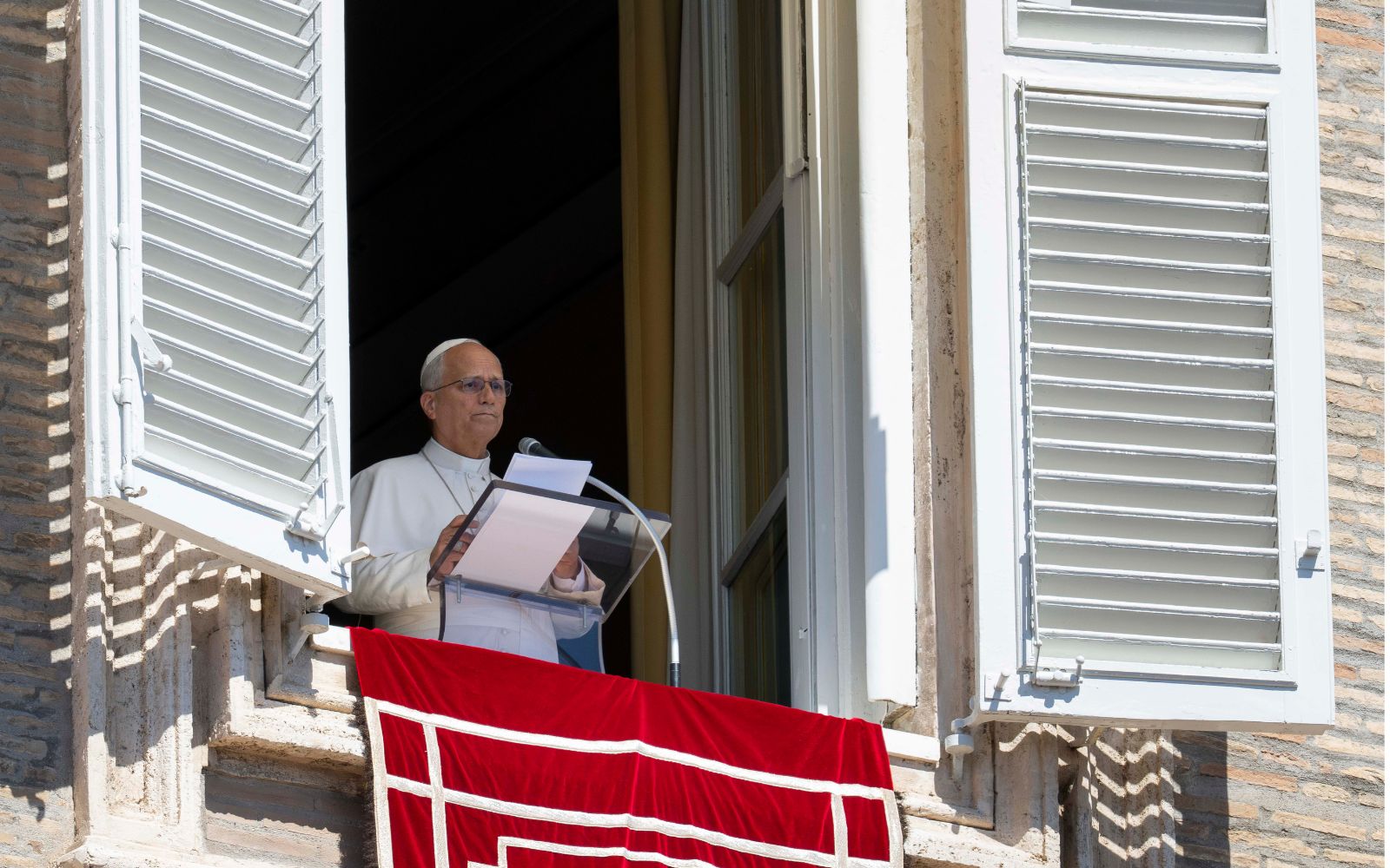 El Papa presidió el rezo del Ángelus el domingo 4 de octubre de 2026 desde el balcón del Palacio Apostólico. Crédito: Vatican Media.