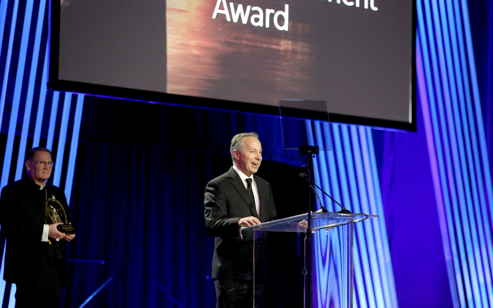 El presidente de EWTN Studios, Peter Gagnon, recibe el Premio a la Trayectoria en nombre de la Madre Angélica en la ceremonia de los Premios Sheen el 25 de septiembre de 2026. Crédito: Nellie Gould, Fundación Arzobispo Fulton J. Sheen
