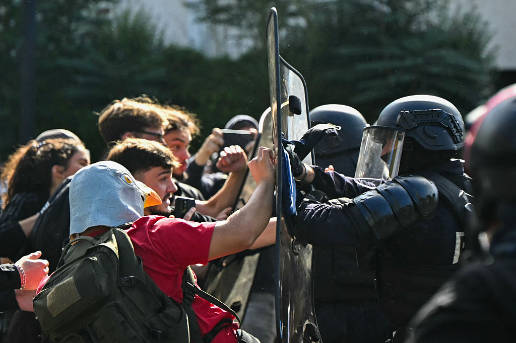 French bishop condemns ‘destructive’ protest violence, urges peaceful dialogue