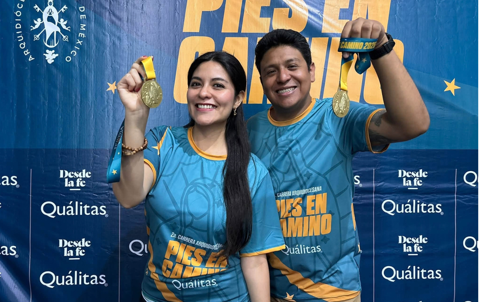 Medallas y playera de la segunda edición de la carrera “Pies en el Camino”. Crédito: Arquidiócesis Primada de México