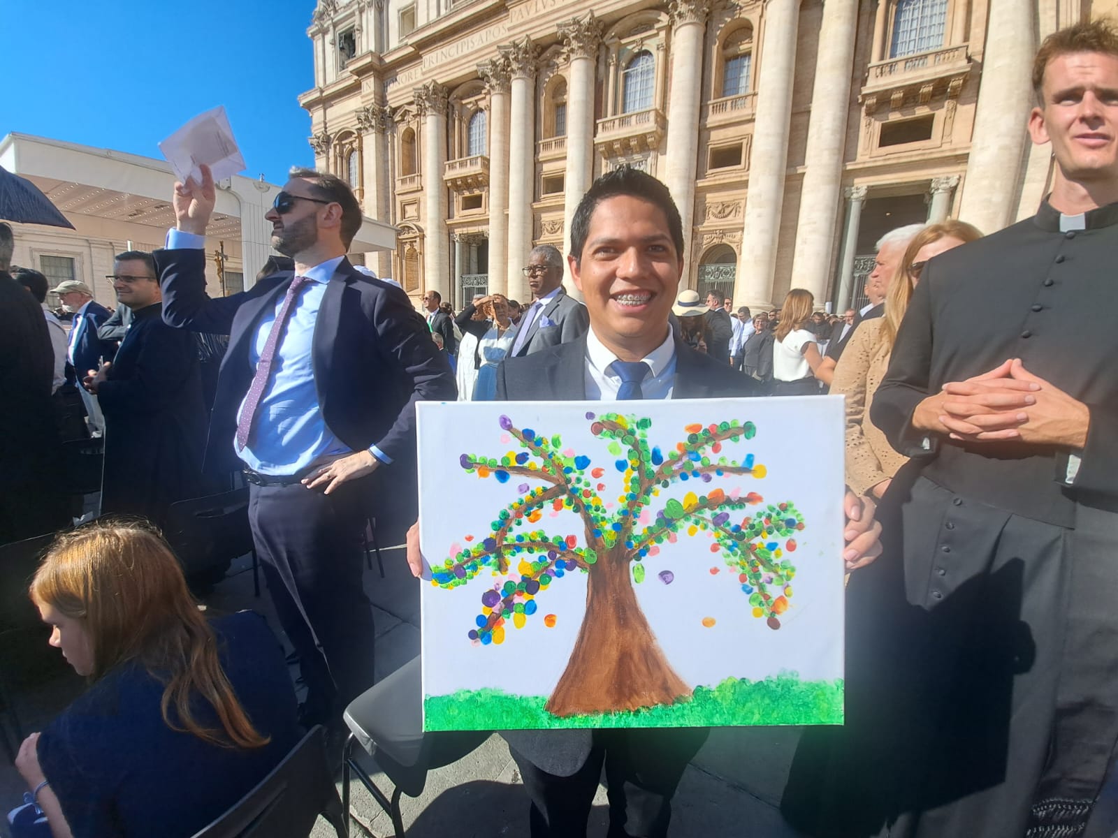 El joven guatemalteco Diego Martínez con el lienzo entre las manos antes de entregárselo al Papa. Crédito: Cortesía Diego Martínez.