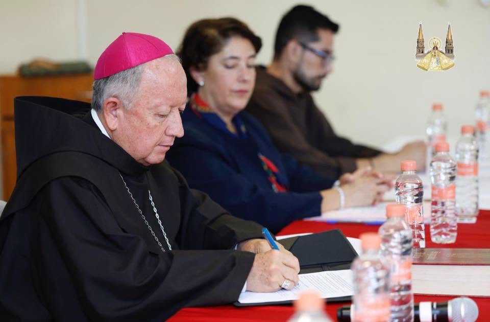 Firma de documentos en la ceremonia de inicio de causa de beatificación y canonización del P. Larrañaga que se realizó este 6 de octubre de 2026. Crédito: Prensa Arzobispado de Guadalajara