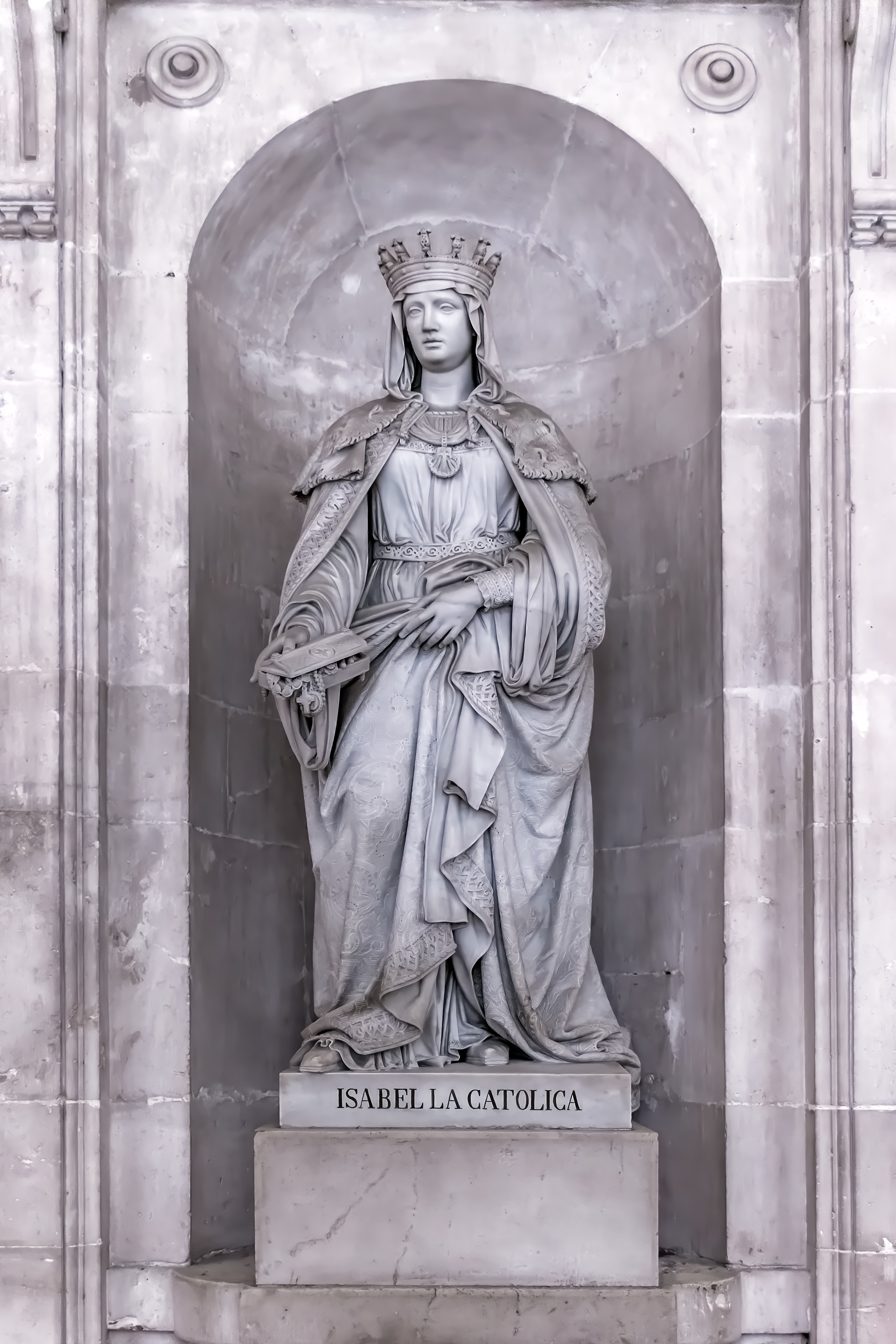 Estatua de mármol de la Reina Isabel la Católica en el interior del Palacio Real de Madrid. La artesanía detallada captura la presencia real del monarca católico. Madrid, España - 30 de noviembre de 2021. Crédito: ioanna_alexa/Shutterstock.