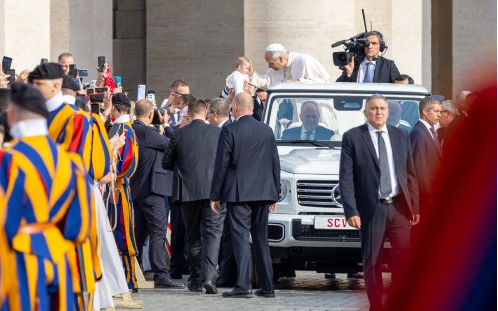 El Papa bendice a un niño