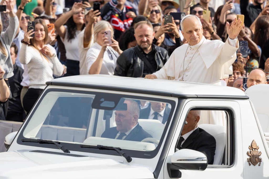 El Papa saluda desde el papa-móvil