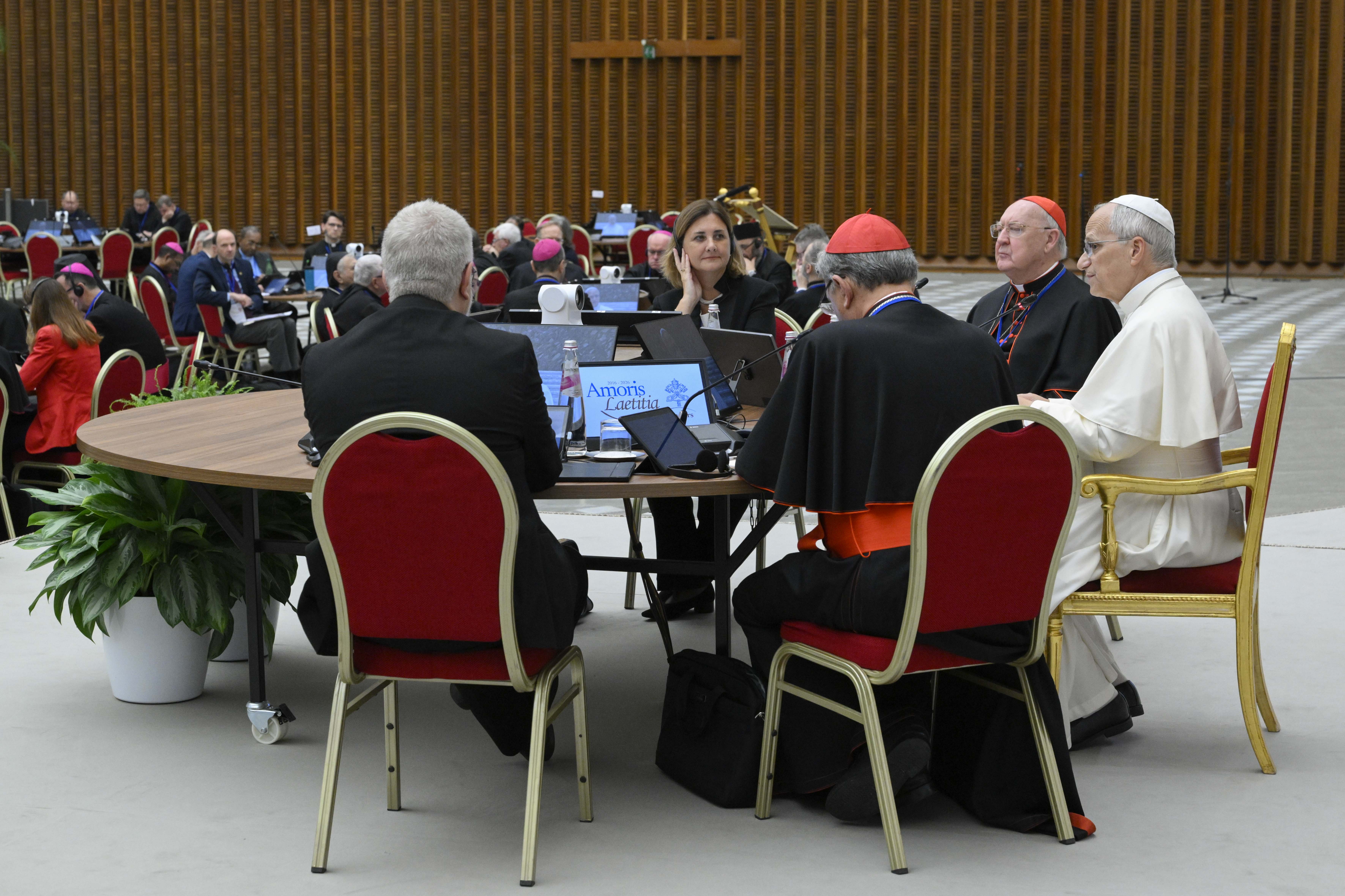 El Papa sentado junto al Prefecto del Dicasterio para los Laicos, la Familia y la Vida, el cardenal Kevin Joseph Farrell y el secretario general del Sínodo de los Obispos, el Cardenal Mario Grech. Crédito: Vatican Media.