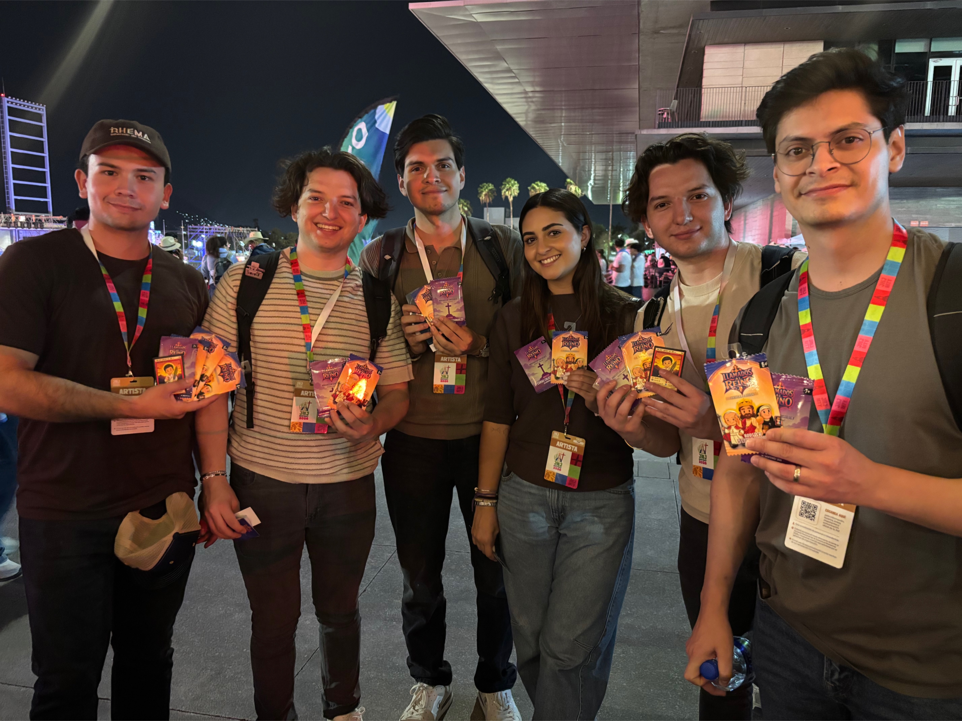 Jóvenes con las cartas de “Llamados al Reino”. Crédito: Erick Trejo