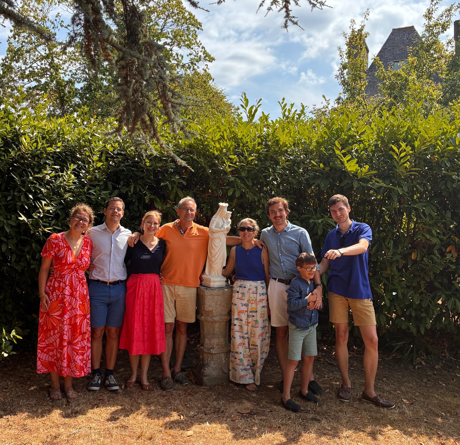 Théophile con su familia. Crédito: Cortesía de la familia de Théophile.