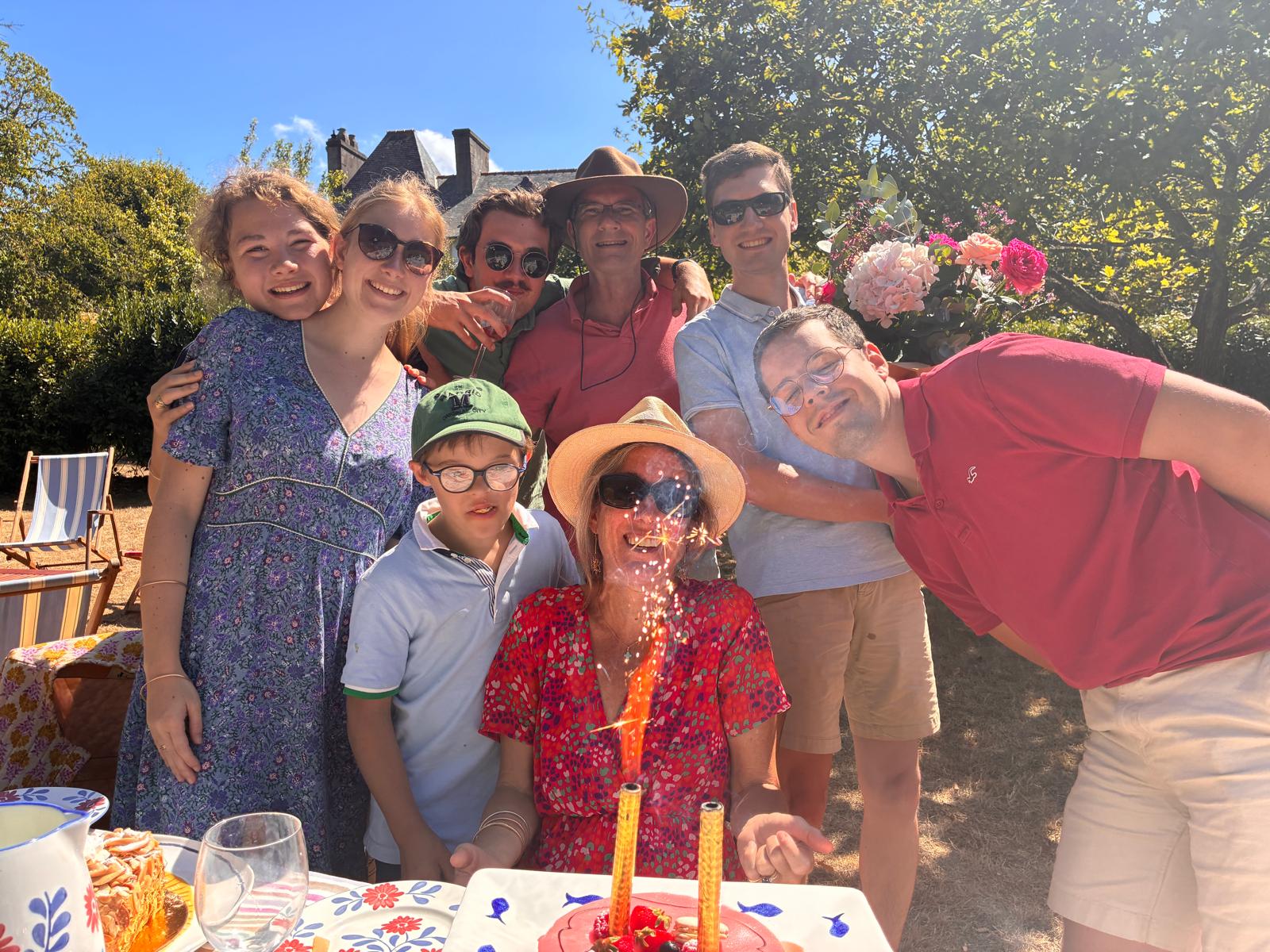 La familia de Théophile celebrando un cumpleaños. Crédito: Cortesía familia Théophile.