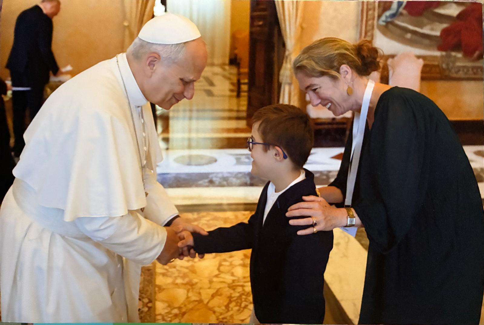 Théophile saluda al Papa León XIV en el Palacio Apostólico del Vaticano en junio. Crédito: Cortesía de la familia de Théophile.