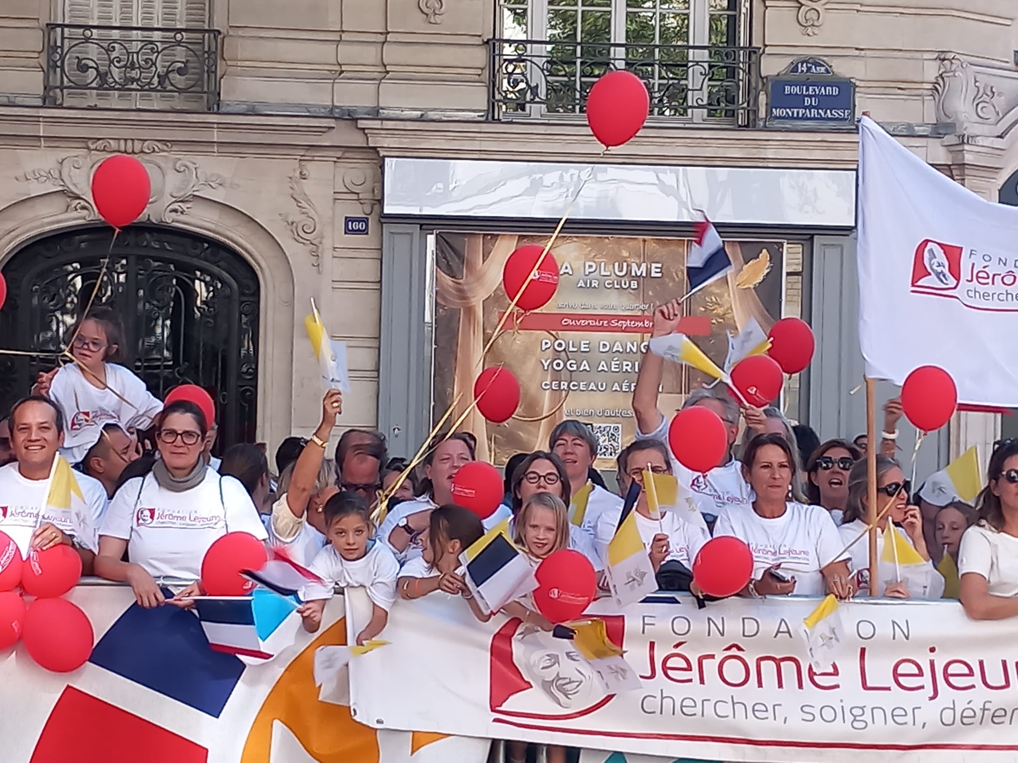Miembros de la Fundación Jérôme Lejeune en los Campos Elíseos, preparados para saludar al Papa. Crédito: Cortesía de la  Fundación Jérôme Lejeune