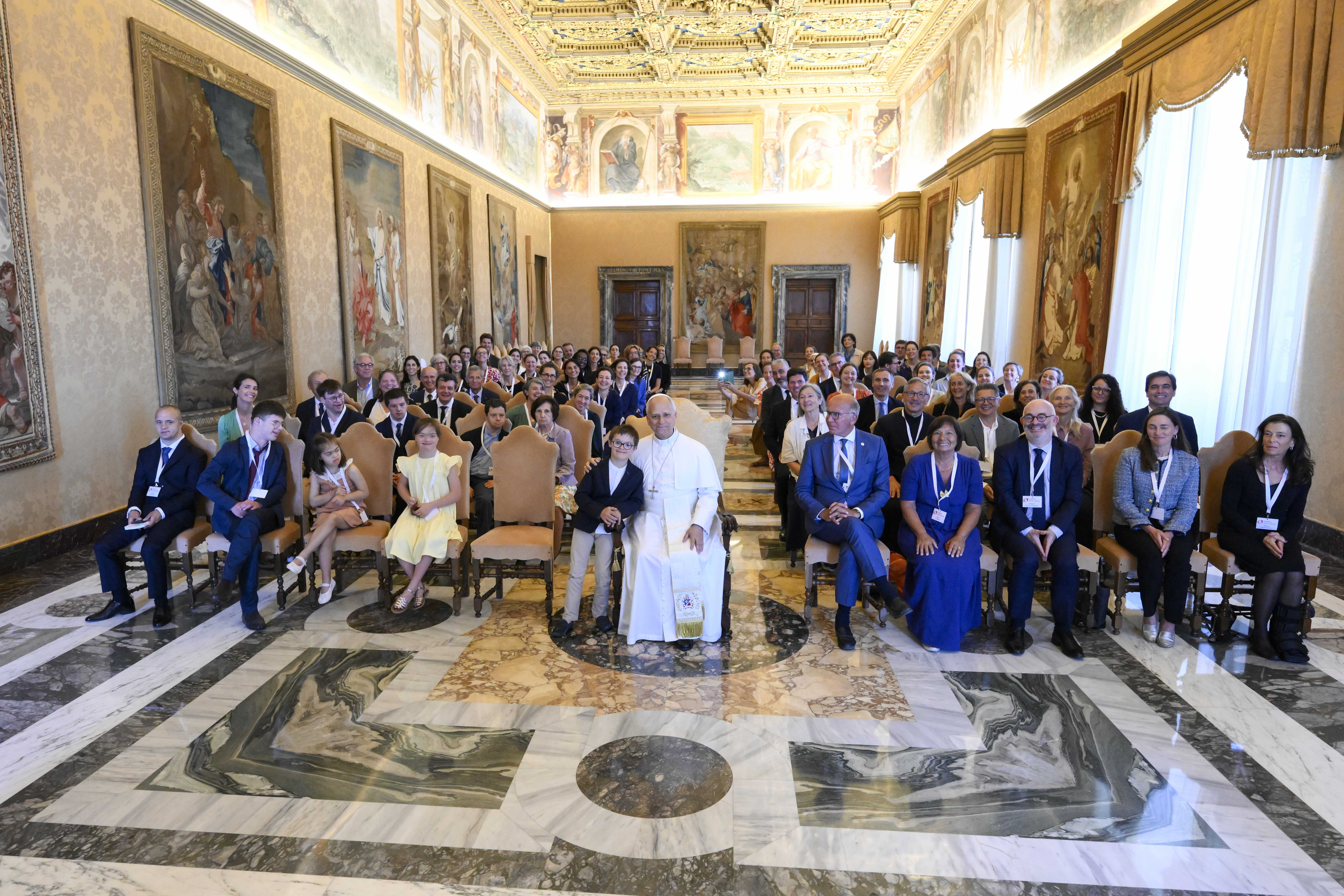 El Papa con Théophile, durante la audiencia de junio en el Vaticano. Crédito: Vatican Media.