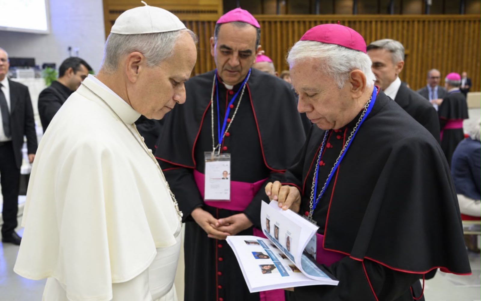 Mons. Ramón Castro Castro, presidente de la Conferencia del Episcopado Mexicano, presenta al Papa León XIV un documento con los rostros y nombres de desaparecidos en México. Crédito: Cortesía de la Co...