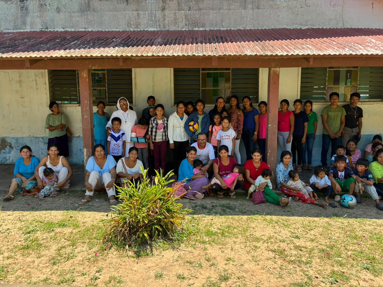 La comunidad tsimané que viven distribuidos en cerca de un centenar de aldeas a lo largo de las cuencas de los ríos Maniqui y Quiquibey, afluentes de la cuenca amazónica, conoce a Cristo gracias a la labor de esta misión católica. Cortesía Hna. Patricia Alejandra Botello López.