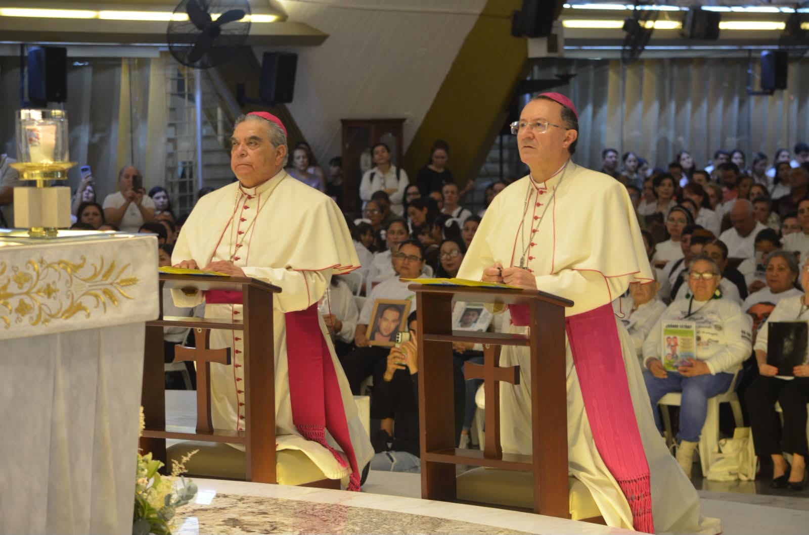 Mons. Jesús José Herrera Quiñones y Mons. Joseph Spiteri rezando por la paz el 7 de octubre de 2026. Crédito: Templo de Nuestra Señora de Guadalupe “La Lomita” Cln.