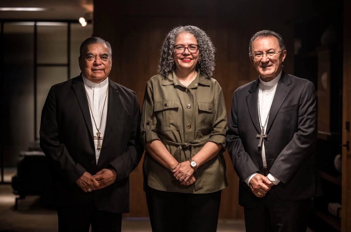 Reunión de Mons. Jesús José Herrera Quiñones, Graciela Domínguez y Mons. Joseph Spiteri el 7 de octubre de 2026. Crédito: Periódico Logos