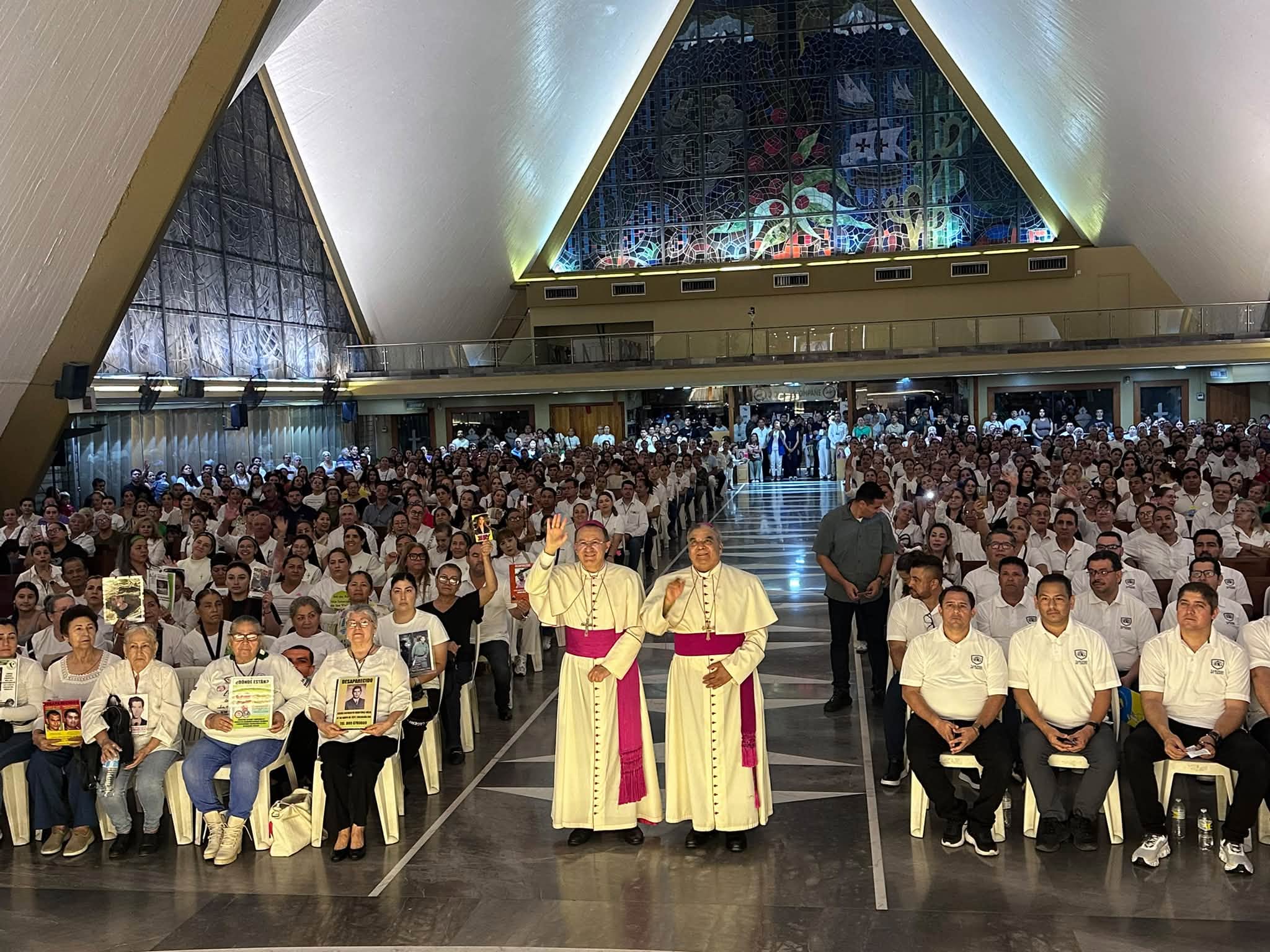Mons. Jesús José Herrera Quiñones y Mons. Joseph Spiteri con fieles de Culiacán. En primera fila se puede ver familiares de personas desaparecidas y víctimas de la violencia. Crédito: Templo de Nuestra Señora de Guadalupe “La Lomita” Cln