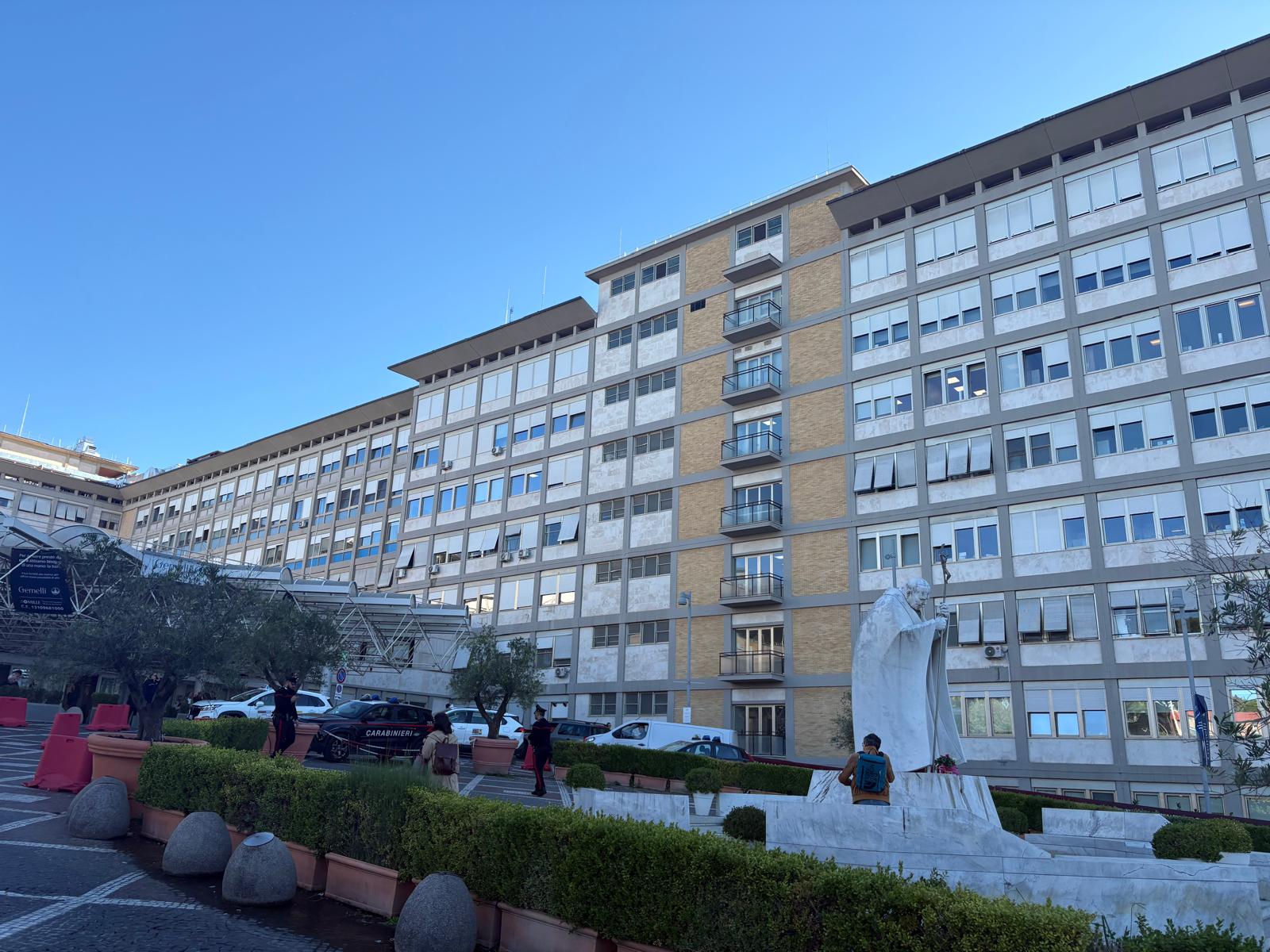 El Papa ingresó este martes 13 de octubre en el hospital Policlínico Gemelli de Roma para una operación en la que le extirparán un nódulo pulmonar. Crédito: Victoria Cardiel/EWTN News.