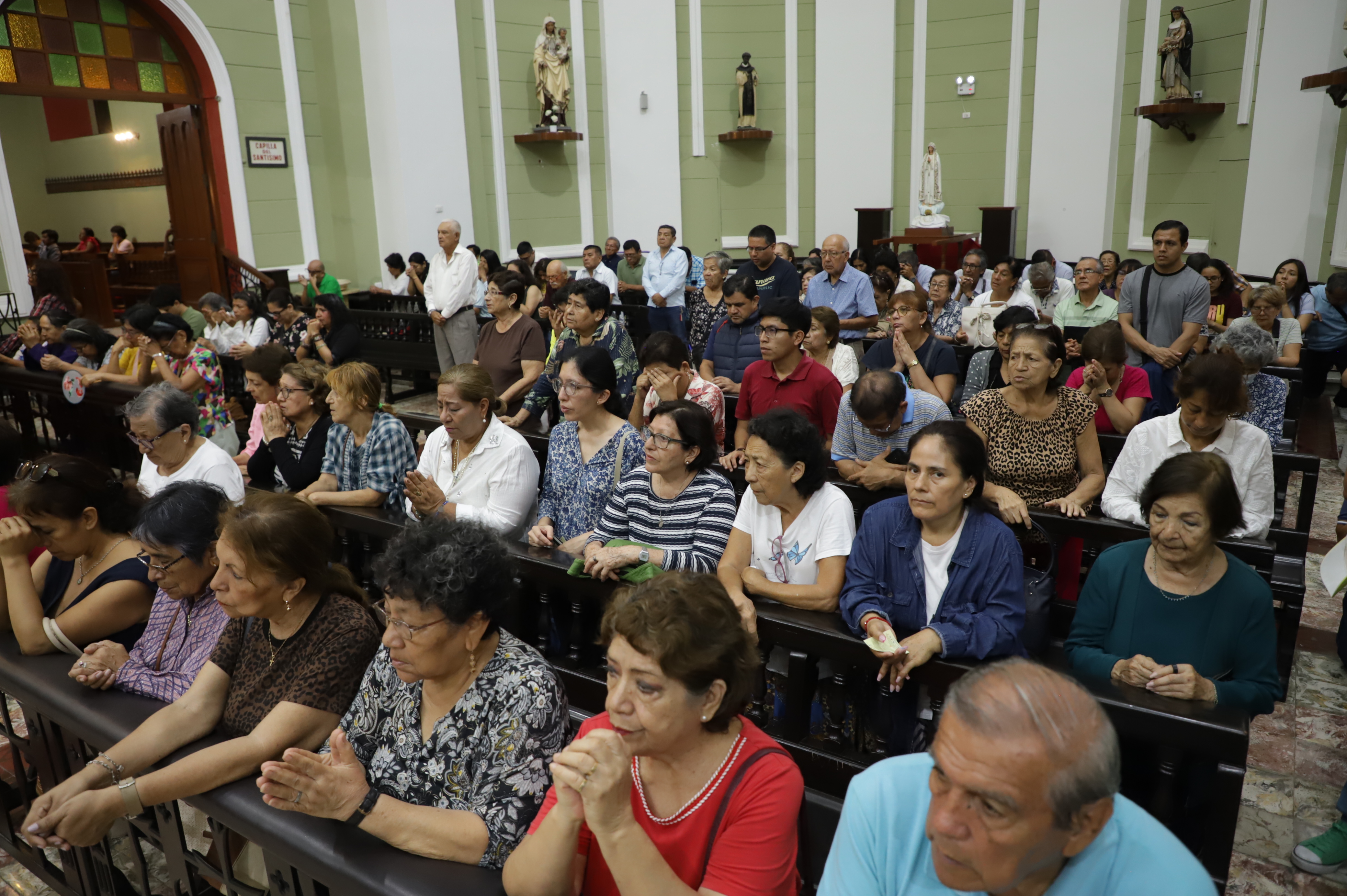 Fieles de Chiclayo participaron en la misa de oración por la salud del Papa León XIV. Crédito: Juan Gil