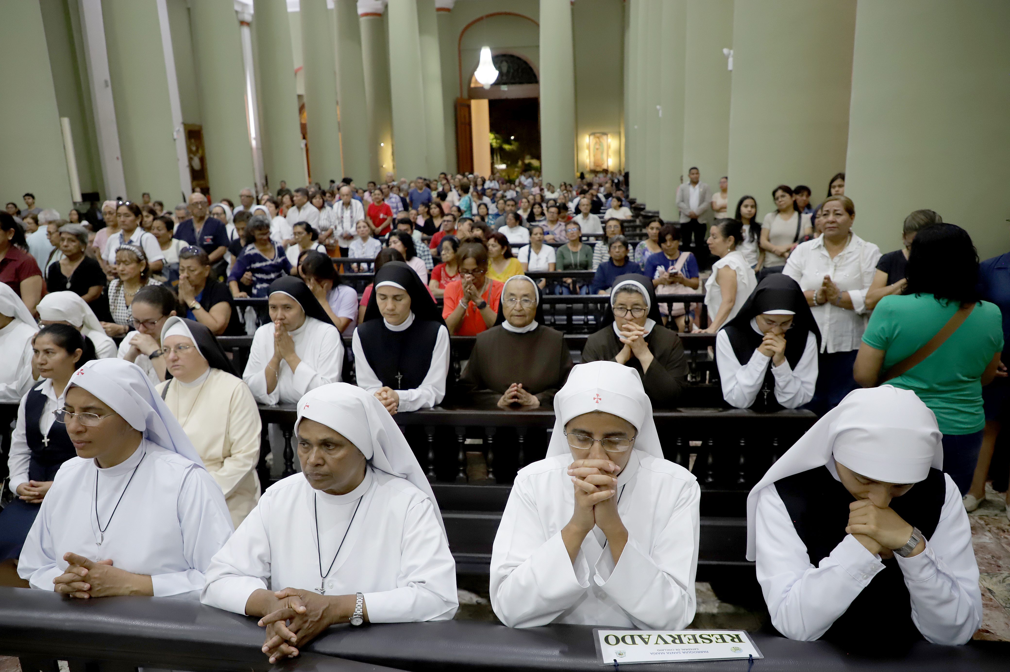 Cientos de fieles asistieron a la Catedral de Santa María de Chiclayo para participar en la misa de oración por la salud del Papa León XIV. Crédito: Juan Gil