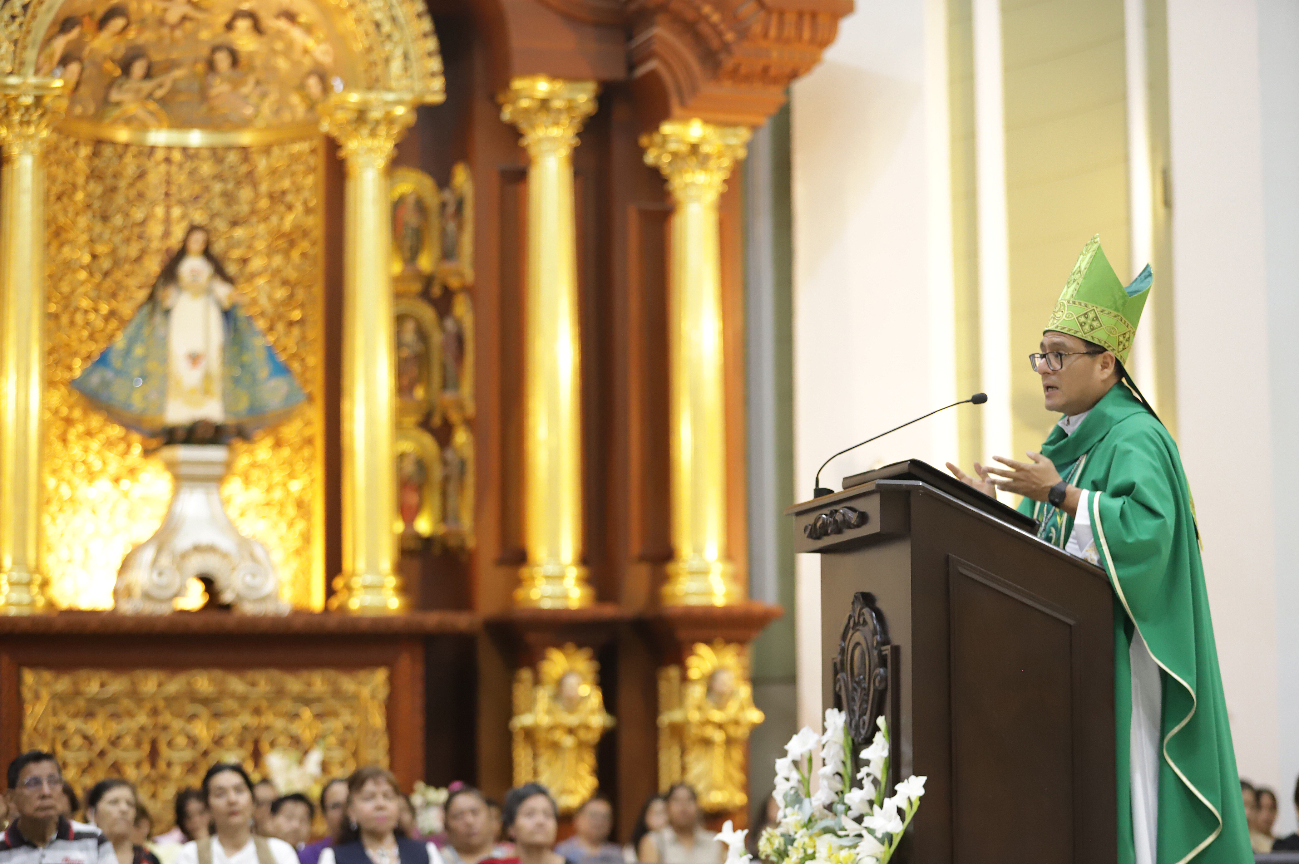 Mons. Edinson Farfán Córdova O.S.A., obispo de Chiclayo, presidió la misa por la salud del Papa León XIV en la Catedral de Santa María. Crédito: Juan Gil