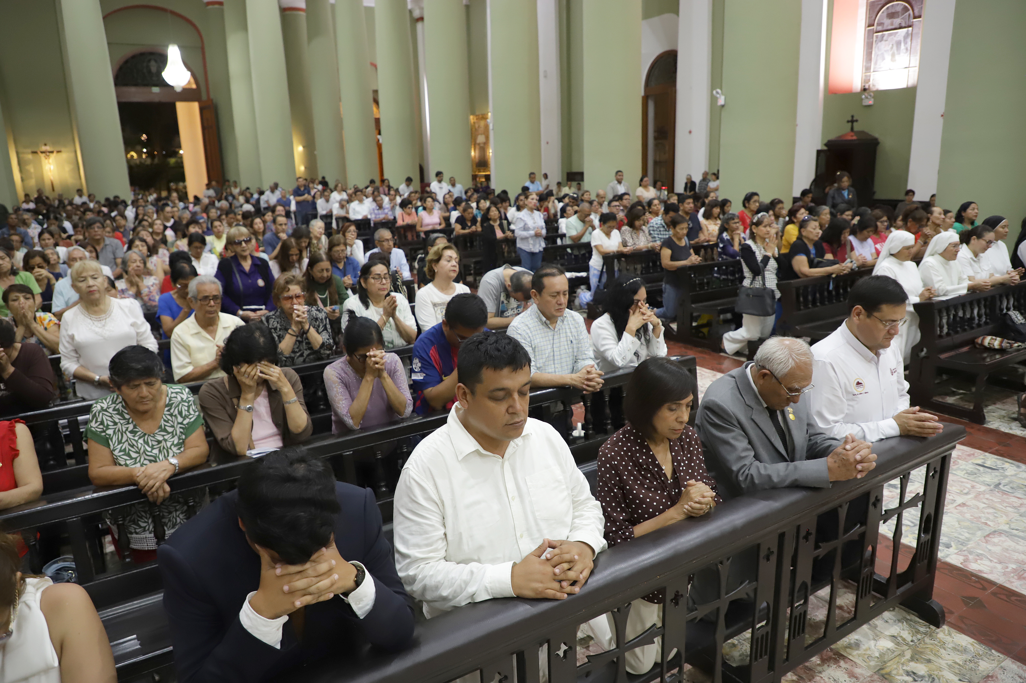 Autoridades de la ciudad de Chiclayo y de la región Lambayeque participaron en la eucaristía por la salud del Papa León XIV junto a los fieles en la Catedral. Crédito: Juan Gil