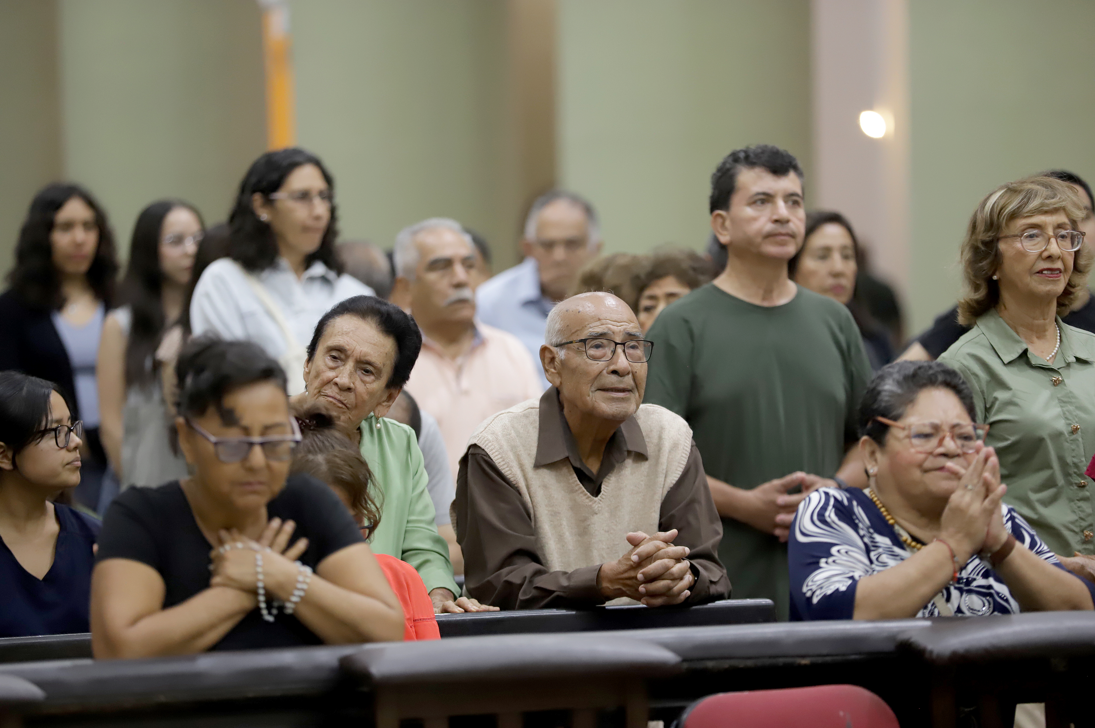 Fieles de Chiclayo participaron en la misa de oración por la salud del Papa León XIV. Crédito: Juan Gil