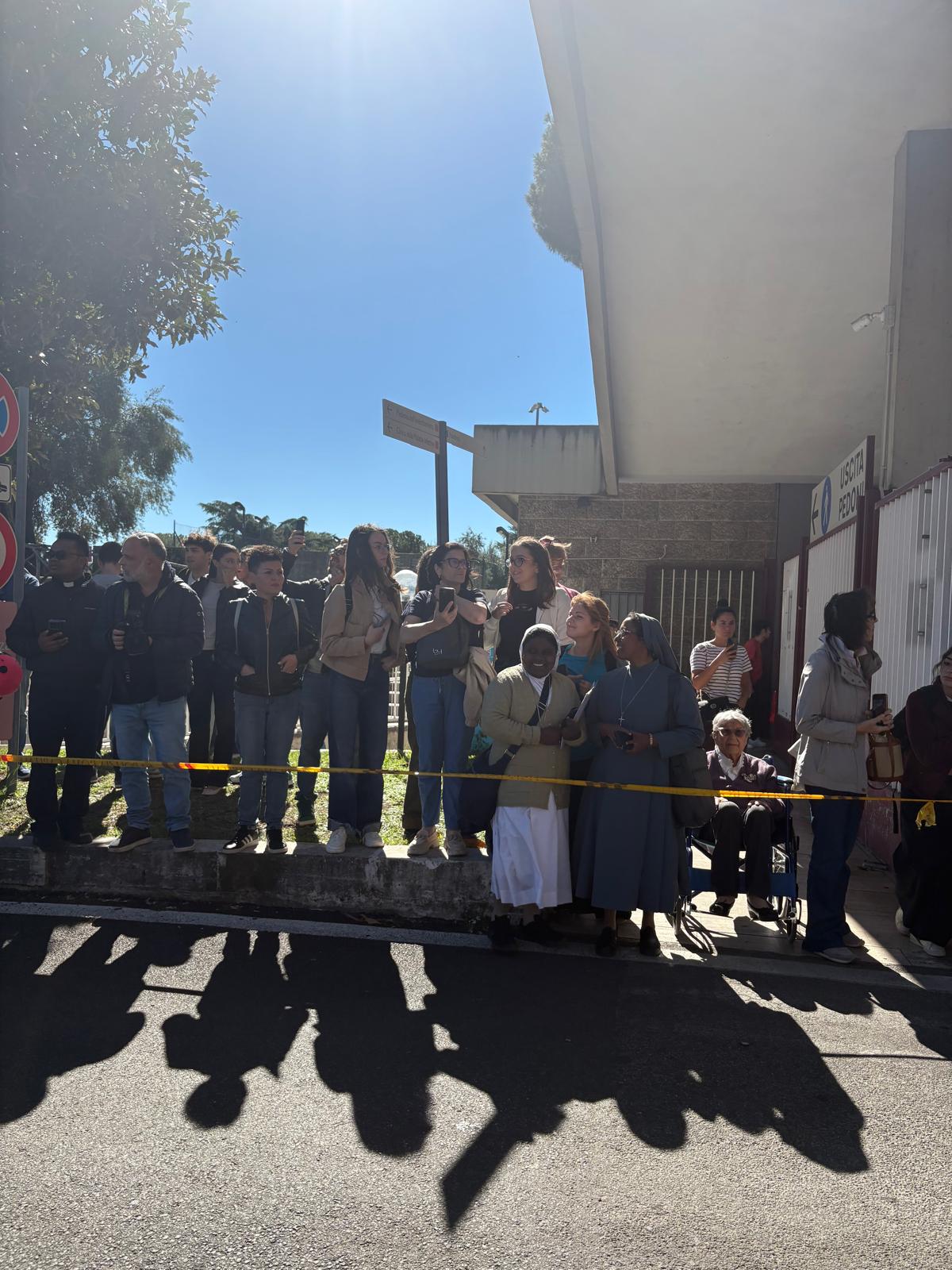 Sor Faustina y Sor Nadege estudian enfermería en Roma y no querían perderse el ingreso del Papa en el Hospital Policlínico Gemelli. Crédito: Victoria Cardiel/EWTN News.
