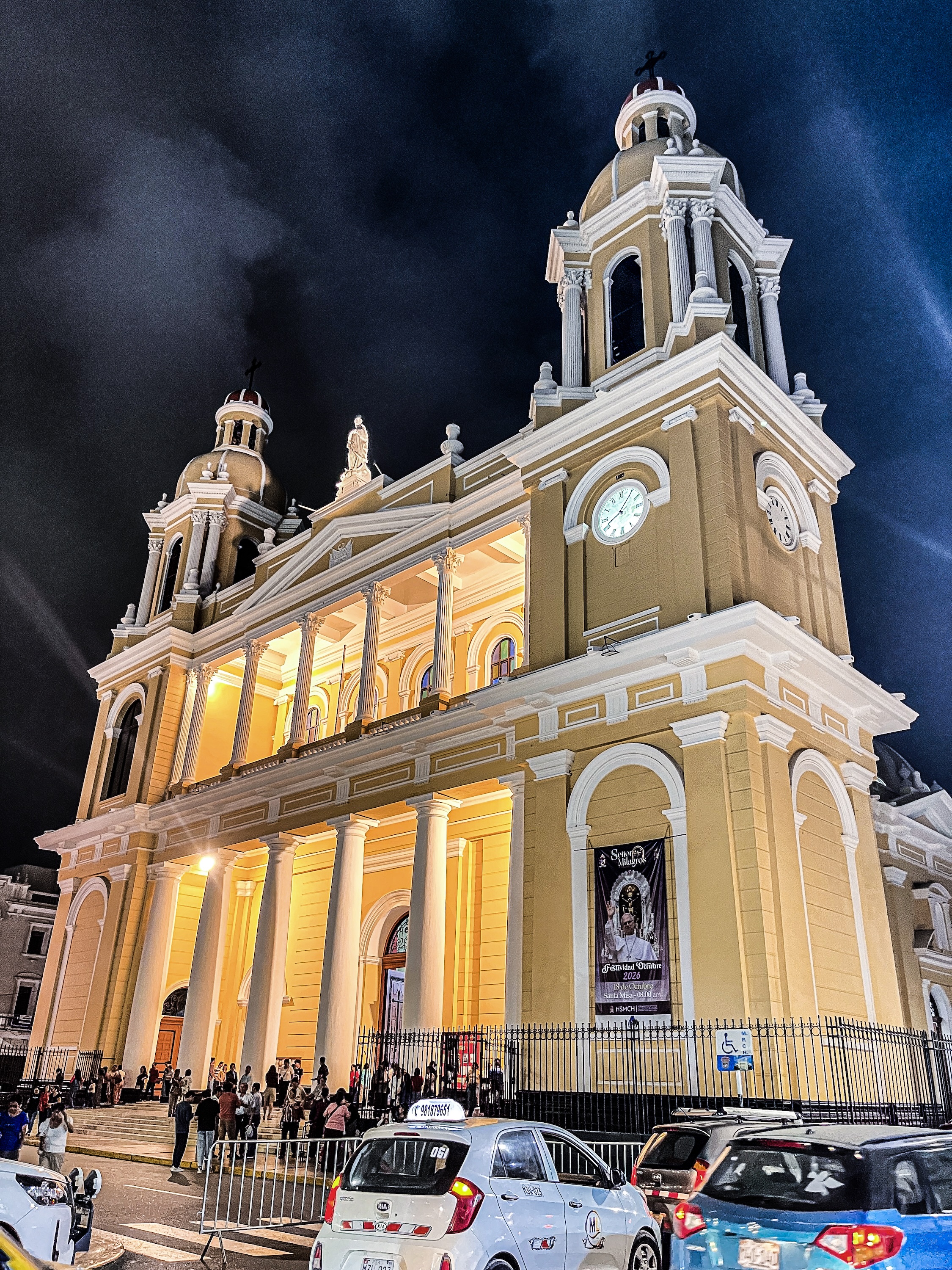 Mons. Edinson Farfán Córdova O.S.A., obispo de Chiclayo, presidió una misa en la Catedral de Santa María a la que asistieron autoridades regionales, locales y cientos de fieles para orar por la salud del Papa León XIV. Crédito: Juan Gil