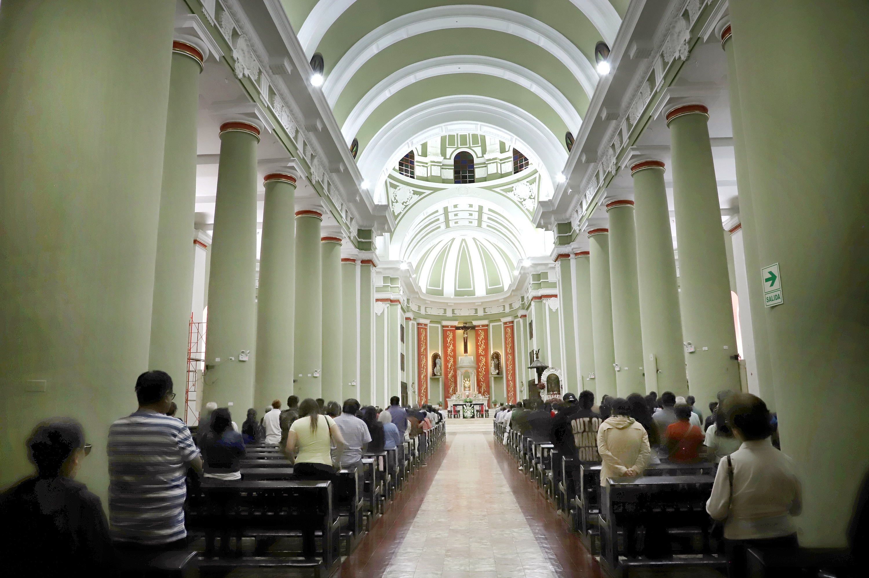 El 12 de octubre, cientos de fieles se reunieron en la Catedral de Santa María de Chiclayo para participar en la misa por la salud del Papa León XIV. Crédito: Juan Gil