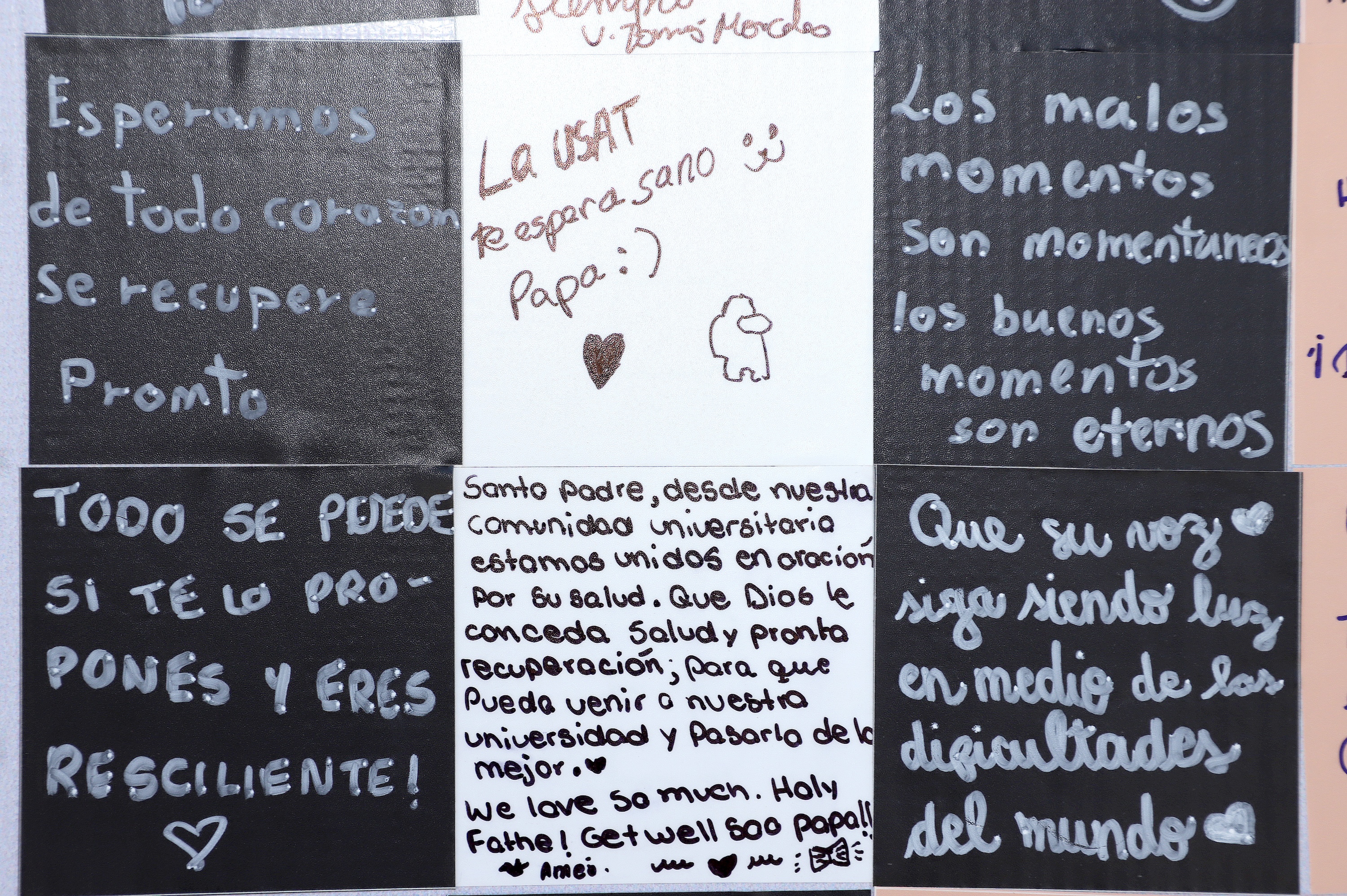"Santo padre, desde nuesta comunidad universitaria estamos unidos en oracion por Su salud. Que Dios le conceda salud y pronta recuperación; para que pueda venir a nuestra universidad y pasarlo de lo mejor. We love so much. Holy Father! Get well soo Papal!" Crédito: Juan Gil