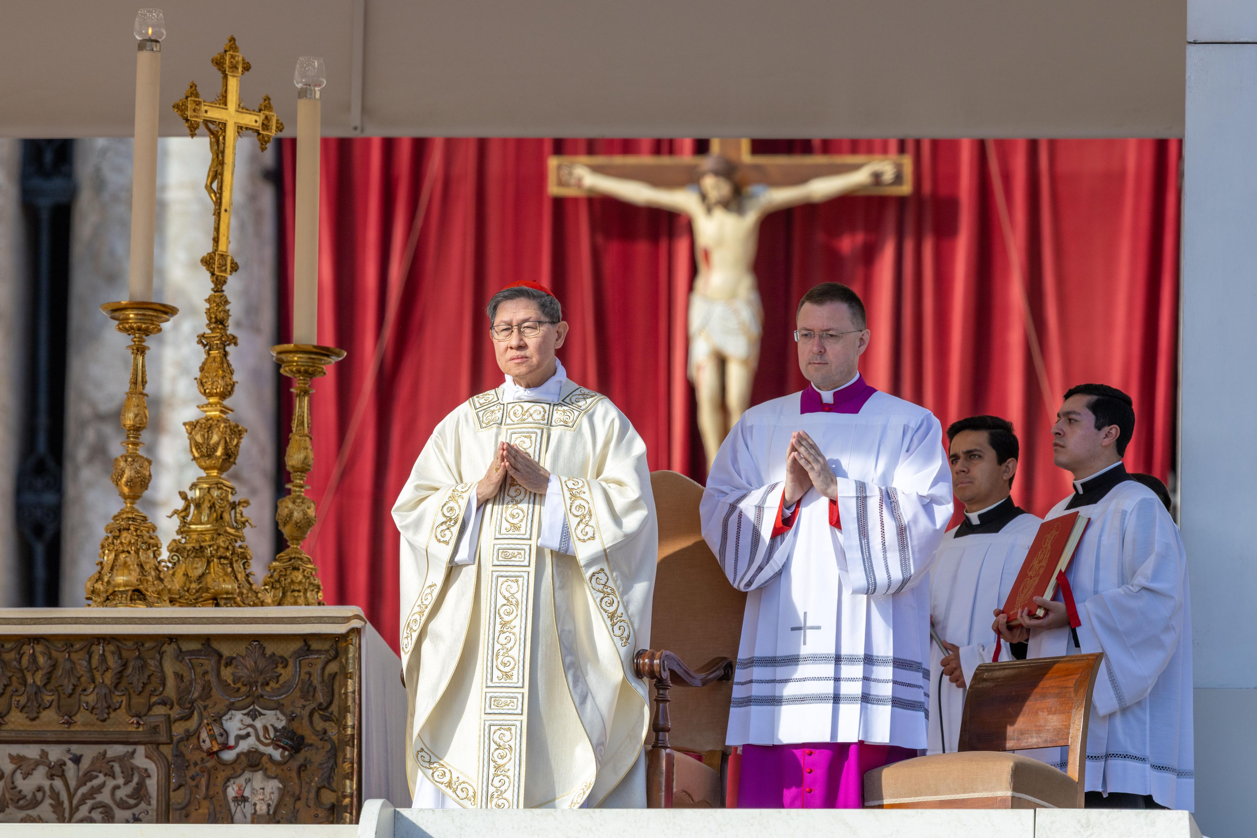 El Cardenal Luis Antonio Tagle celebra la Misa en la Plaza de San Pedro el 14 de octubre de 2026, en lugar del Papa León XIV, para la clausura de una reunión que conmemoraba los 10 años de Amoris Laetitia. | Crédito: Daniel Ibáñez/EWTN News.