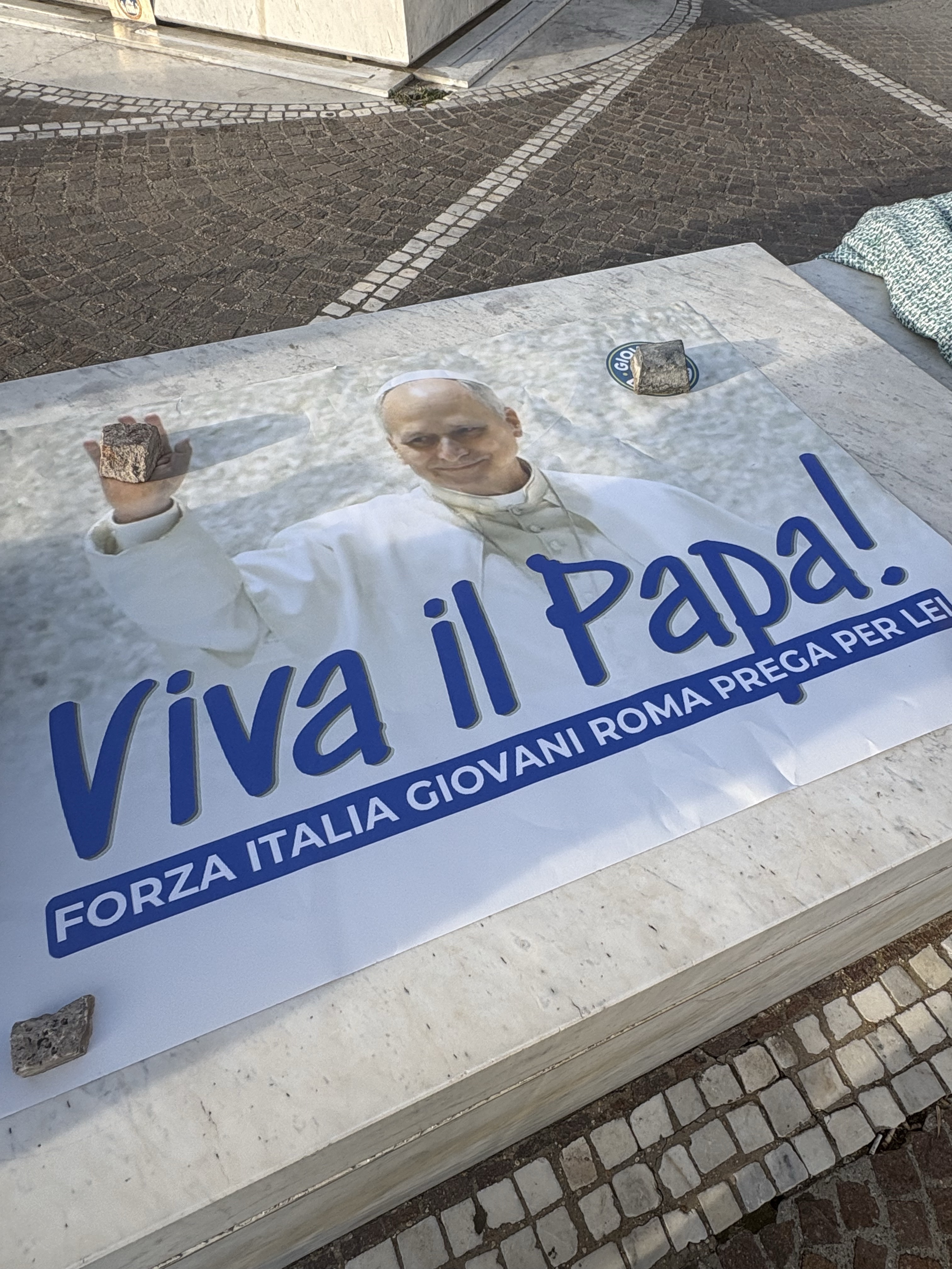 Cartel de “¡Viva el Papa!” en los exteriores del Hospital Gemelli, mientras los fieles rezan por la salud de León XIV. Crédito: Victoria Cardiel/EWTN News.