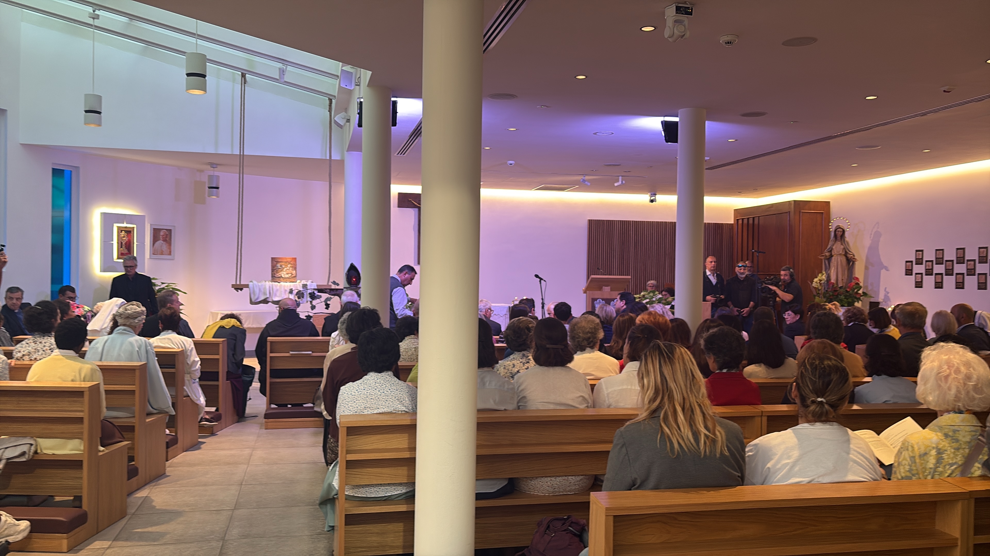 Fieles se congregaron el martes 13 de octubre de 2026 en el Hospital Gemelli en un Rosario por la salud del Papa León XIV. Crédito: Victoria Cardiel/EWTN News.