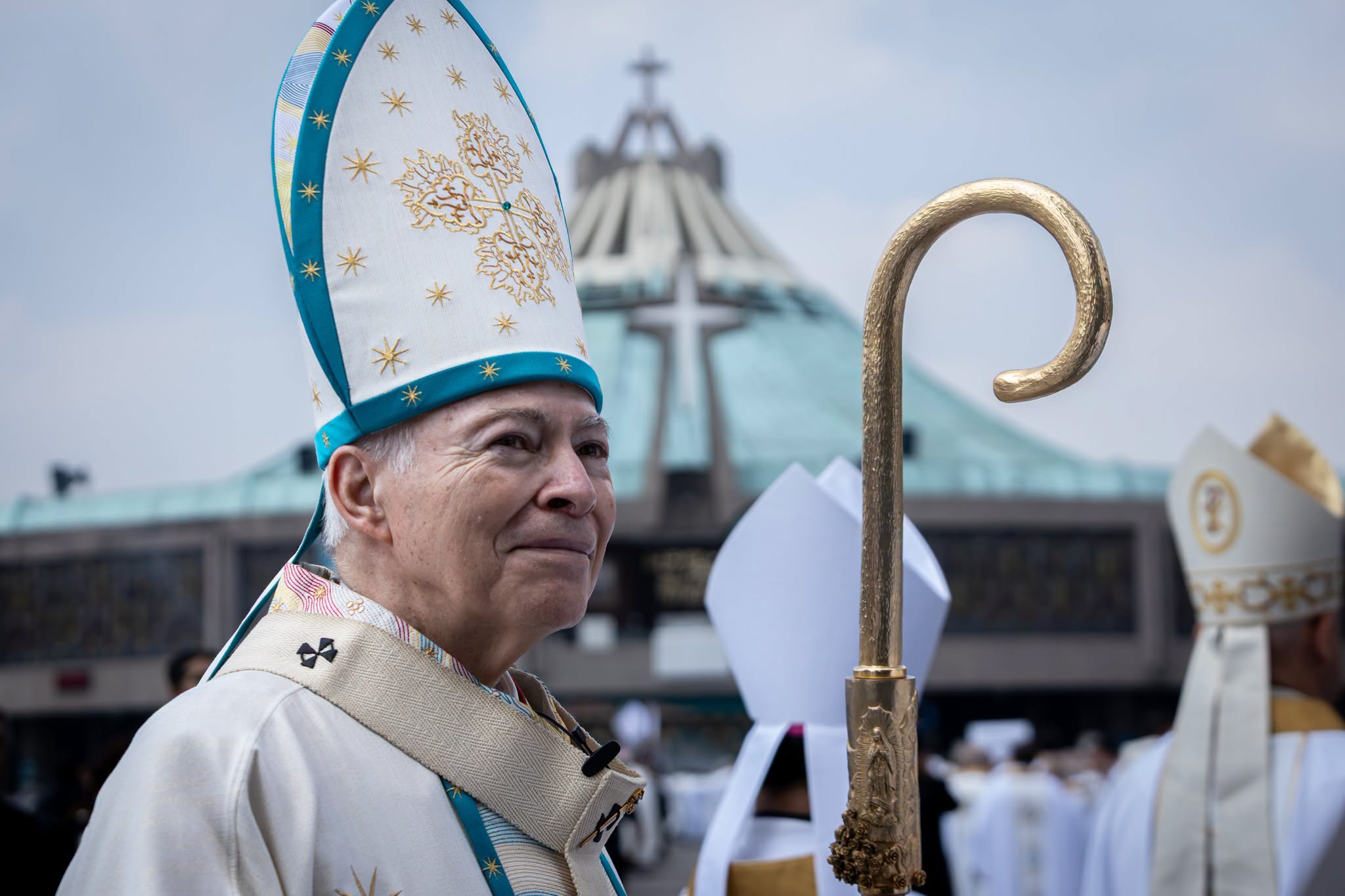 El Cardenal Aguiar Retes durante la procesión que dio inicio a la celebración del 50.° aniversario de la dedicación de la nueva basílica y del traslado de la Virgen de Guadalupe el 12 de octubre de 2026. Crédito: Insigne y Nacional Basílica de Santa María de Guadalupe