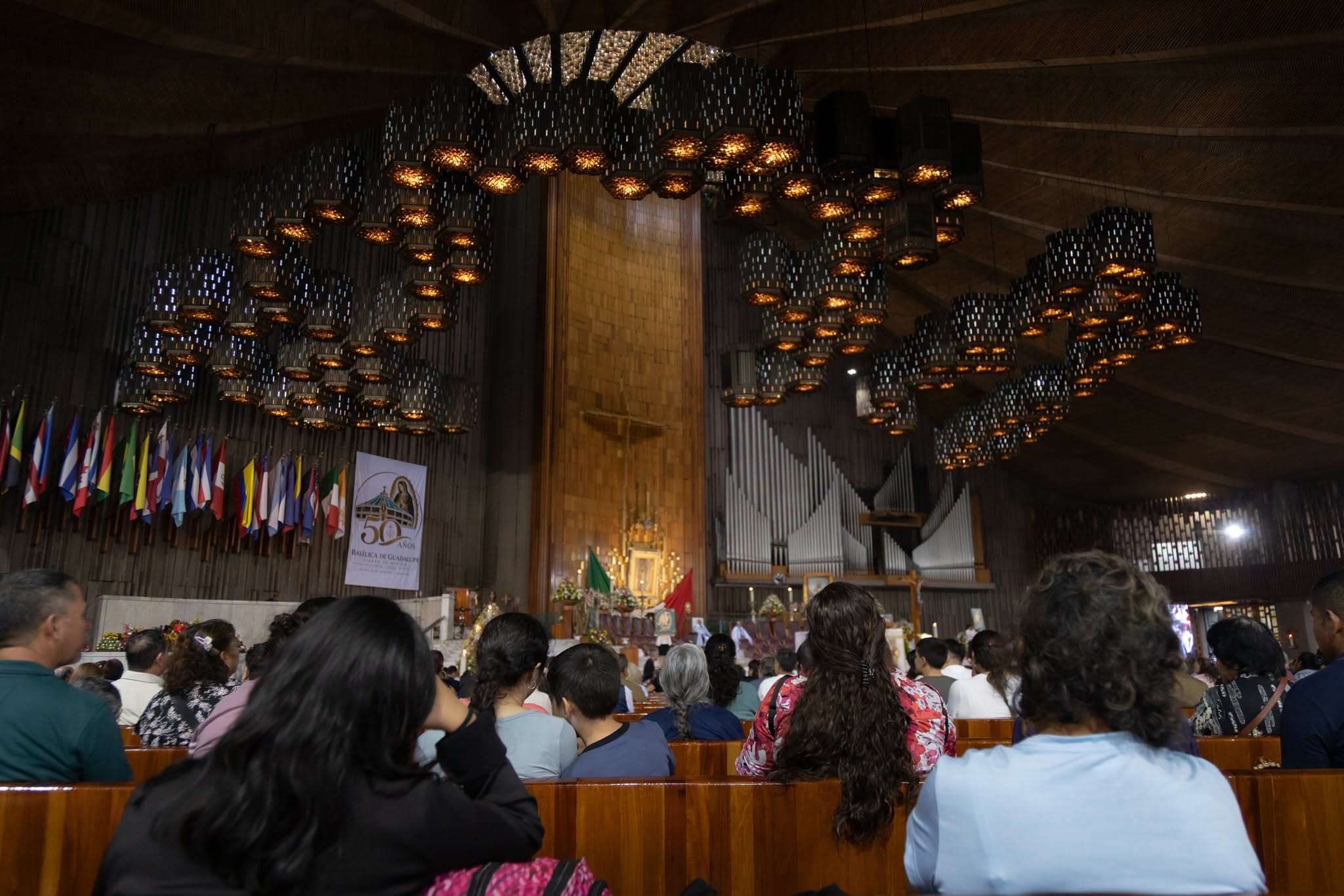 Fieles escuchando participando en la Misa del 50.° aniversario de la dedicación de la Basílica de Guadalupe este lunes 12 de octubre de 2026. Crédito: Insigne y Nacional Basílica de Santa María de Guadalupe