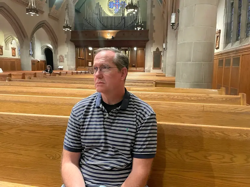 Luke Holian, de 53 años y residente de Chevy Chase, Maryland, asistió a la adoración y a la Misa para orar por el Papa el 14 de octubre de 2026 en el Santuario del Santísimo Sacramento en Washington, DC. Crédito: Zelda Caldwell/National Catholic Register.