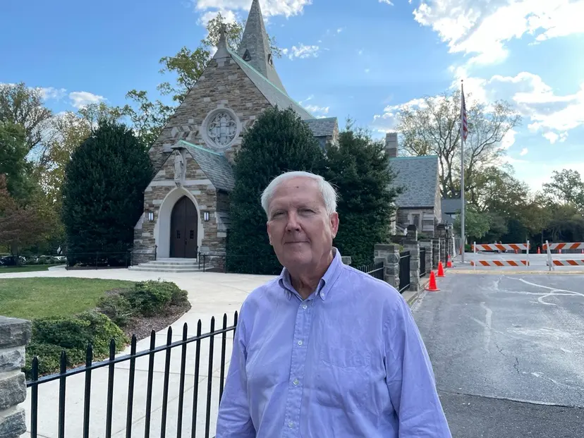 Michael Hotka, de 73 años y residente de Washington, D.C., participó en la adoración eucarística y la misa, y rezó el rosario después de la Misa en el Santuario del Santísimo Sacramento el 14 de octubre de 2026. Su esposa padece el mismo cáncer que el Papa León XIV. Crédito: Zelda Caldwell/National Catholic Register.